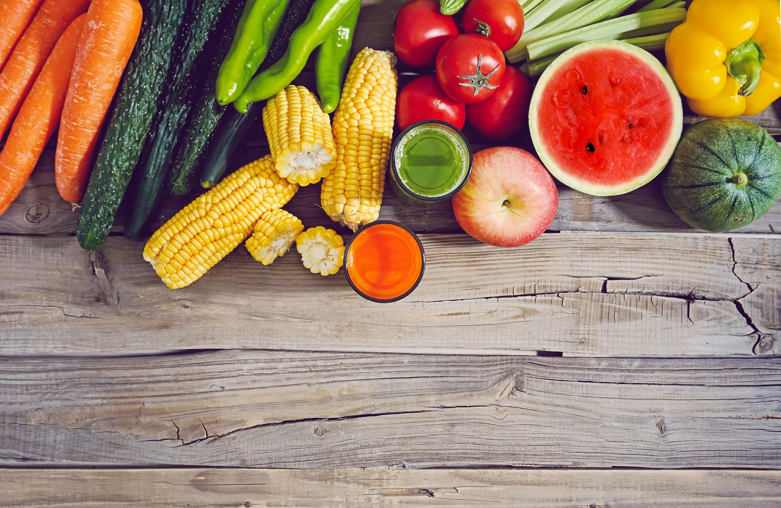 Assiette de fruits et légumes frais illustrant la citation d’Hippocrate “que l’aliment soit ta seule médecine”, rappelant l’importance d’une alimentation vivante et naturelle au cœur de l’accompagnement naturopathique.