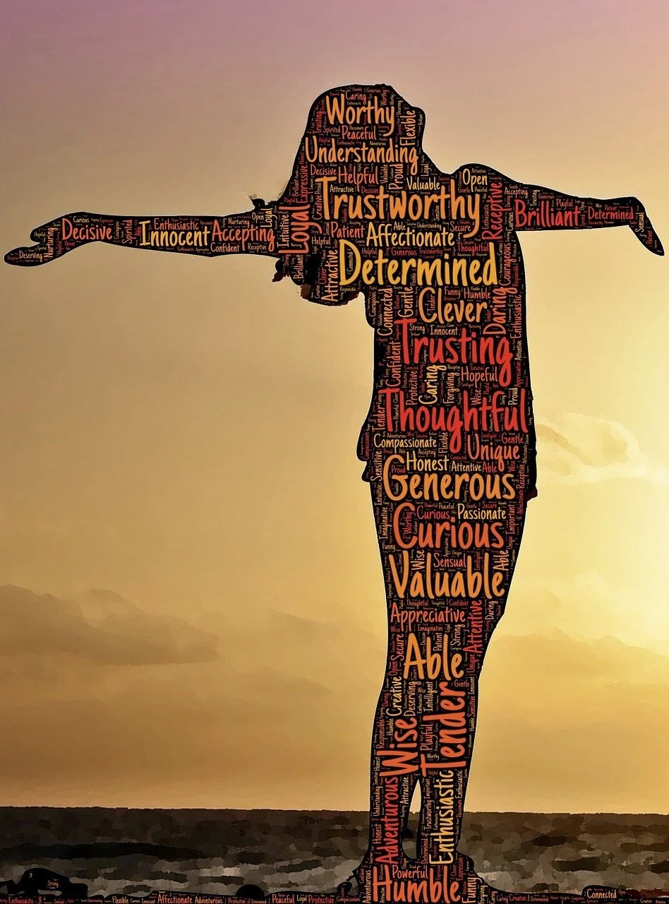 Personne debout, bras ouverts vers le ciel, symbole de libération du stress et de respiration profonde. Image illustrant la détente et l’équilibre intérieur retrouvés grâce à l’accompagnement naturopathique Neovita à Reims. 