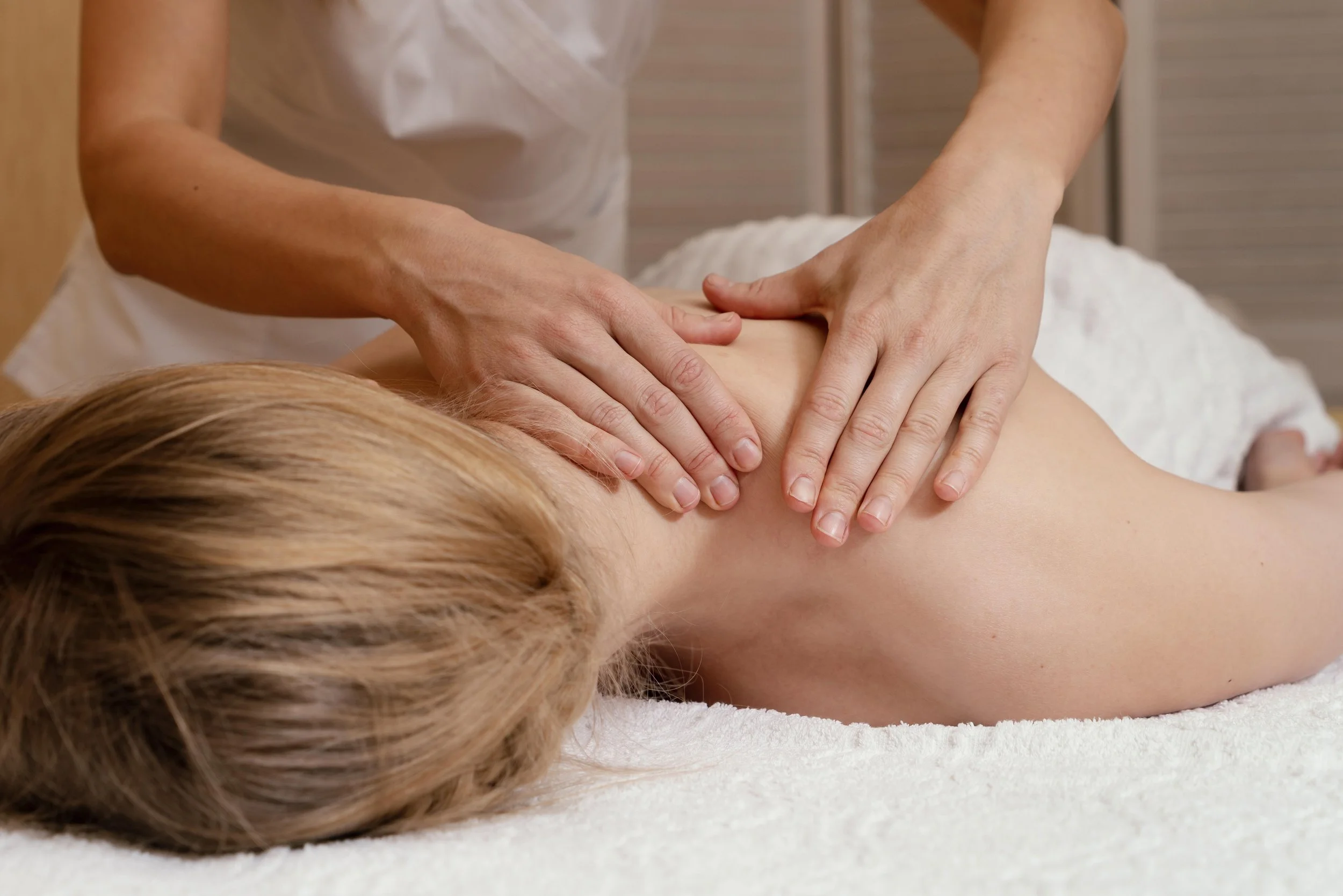 Personne se faisant masser, illustrant les bienfaits du massage naturopathique : détente profonde, libération des tensions, apaisement du système nerveux, amélioration de la circulation et soutien global de la vitalité.