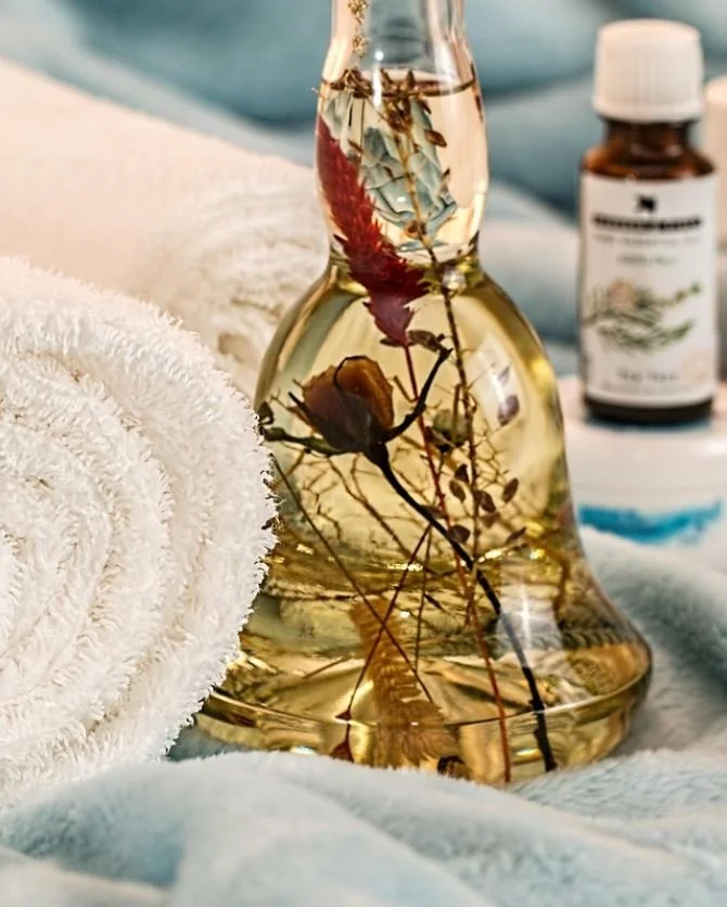 Huile de massage utilisée en réflexologie pour stimuler les zones réflexes, détendre le corps et soutenir l’accompagnement naturopathique : stress, circulation, équilibre nerveux et vitalité.