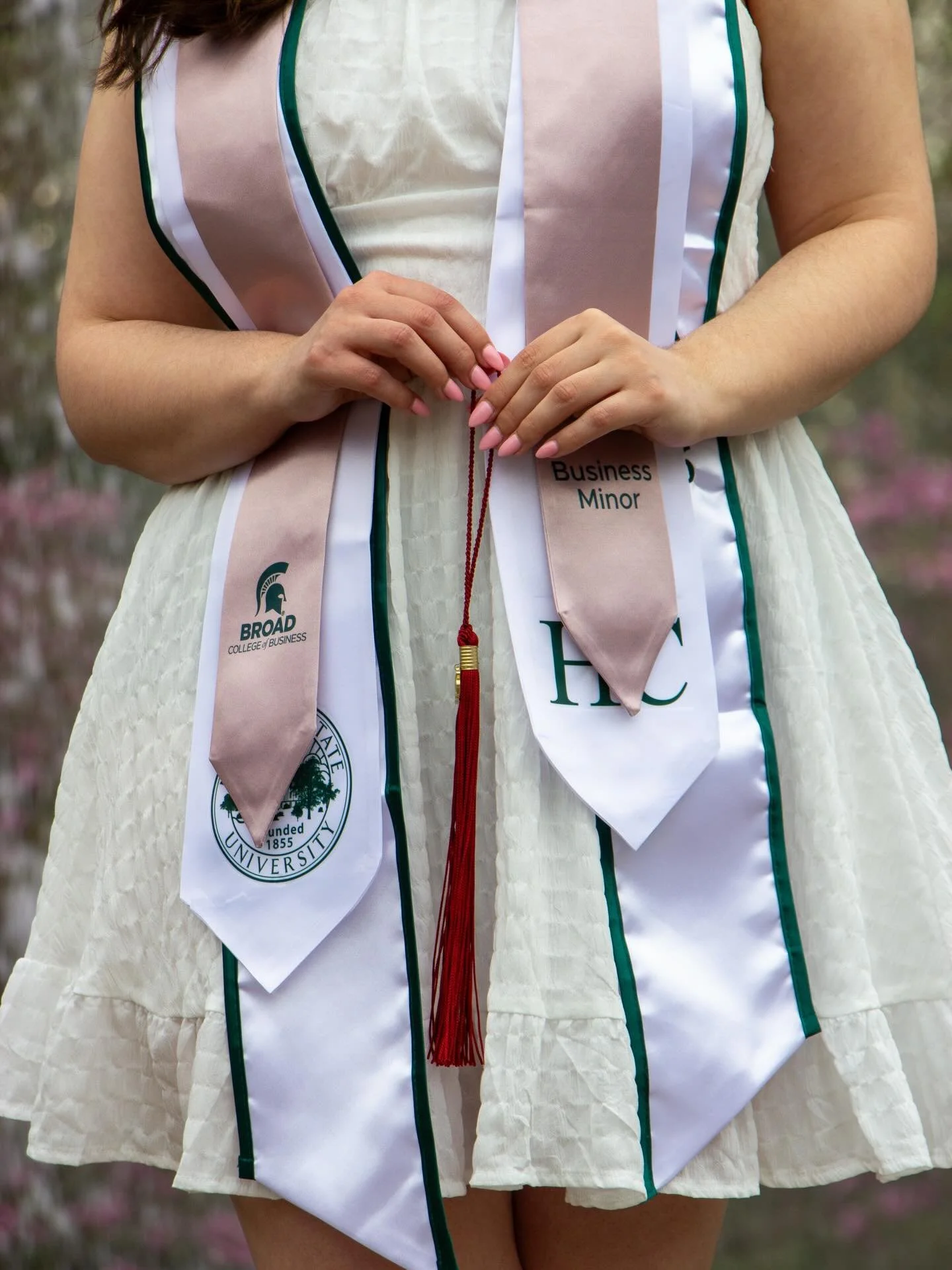@meit.al it was such a pleasure taking your photos! Book your grad and other special occasion pictures today online at www.studiomc.net 🎀
