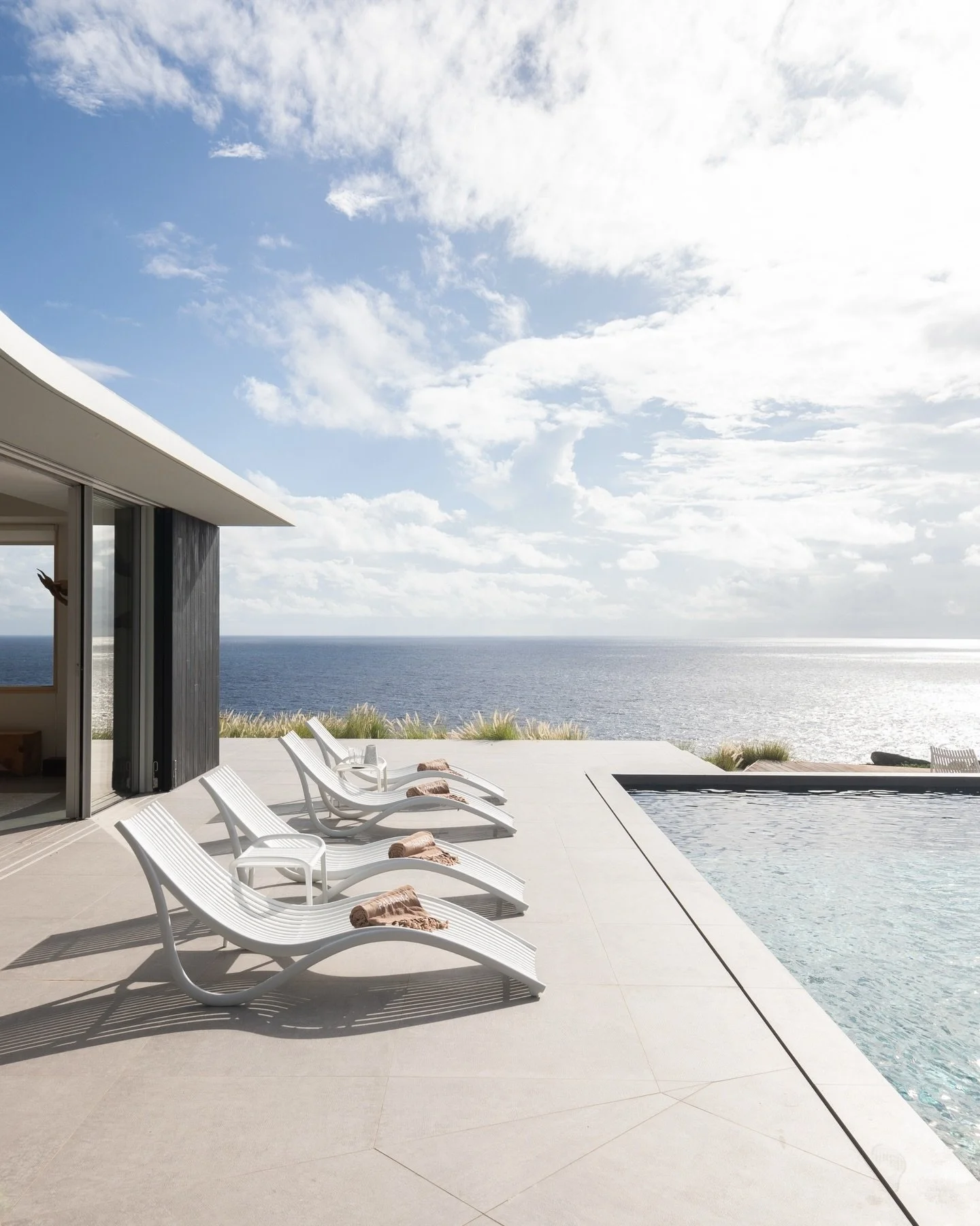 Sibarth Real Estate is one of the leading real estate agencies in St Barth.
We handle the full Instagram communication of the brand, from content creation to account management. A precise and demanding approach, with a strong focus on quality, consis