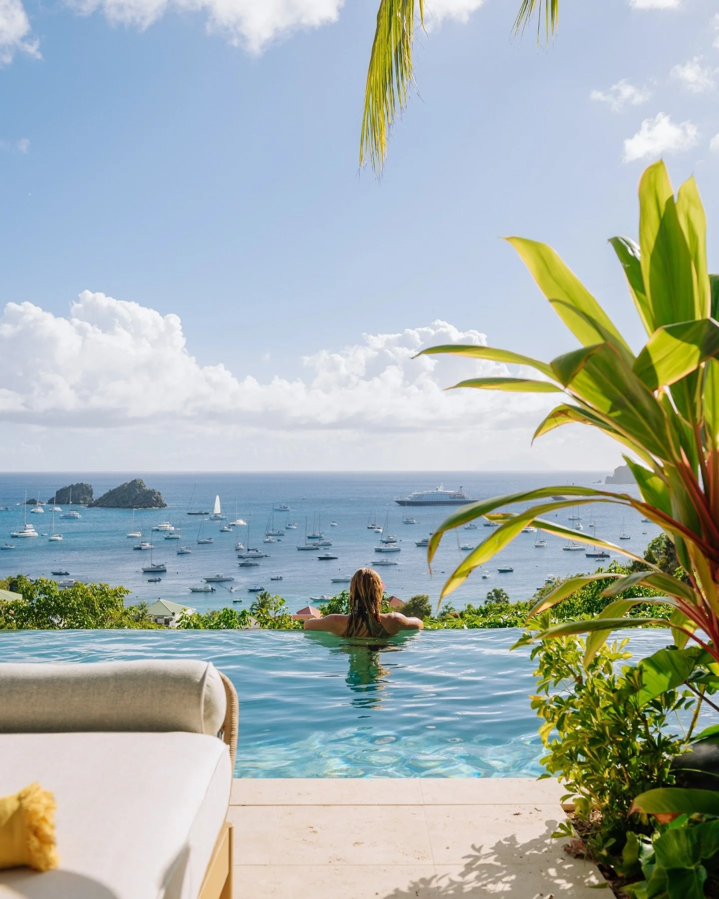 We develop and manage Instagram accounts for private villas, designed to enhance their rental exposure.
@labullesbh is one of the accounts we created, from visual identity to content production.
Photo, video, drone and curated content, everything is 