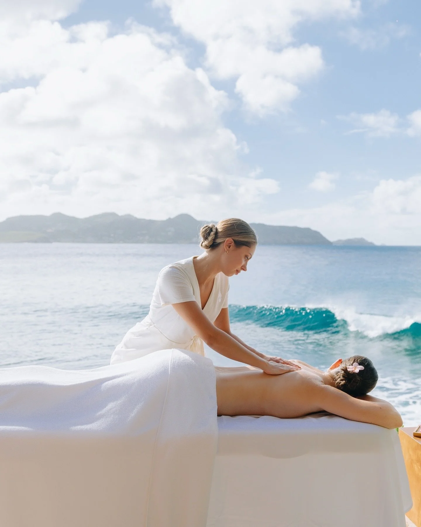 The Spa at Christopher St Barth, known as the best spa in the Caribbean.
We collaborate with the spa and the hotel through content production, creating packshots, photos, and videos that highlight their products and treatments with a precise and refi