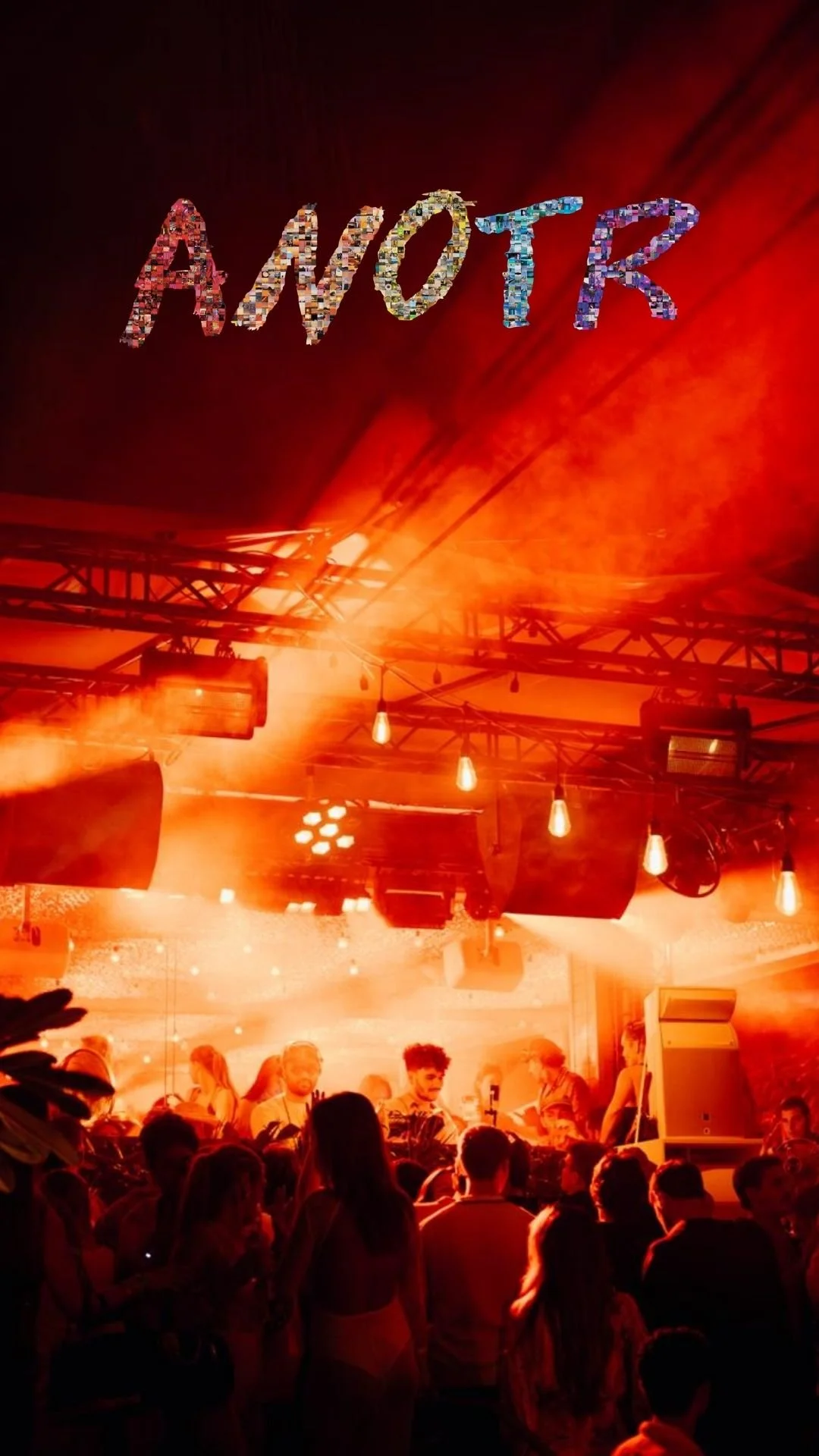 Une scène de fête avec des personnes dans une ambiance ardente, illuminations chaudes, et un groupe de DJ ou musiciens derrière un équipement sonore, avec le mot 'AMOUR' écrit en haut de l'image.