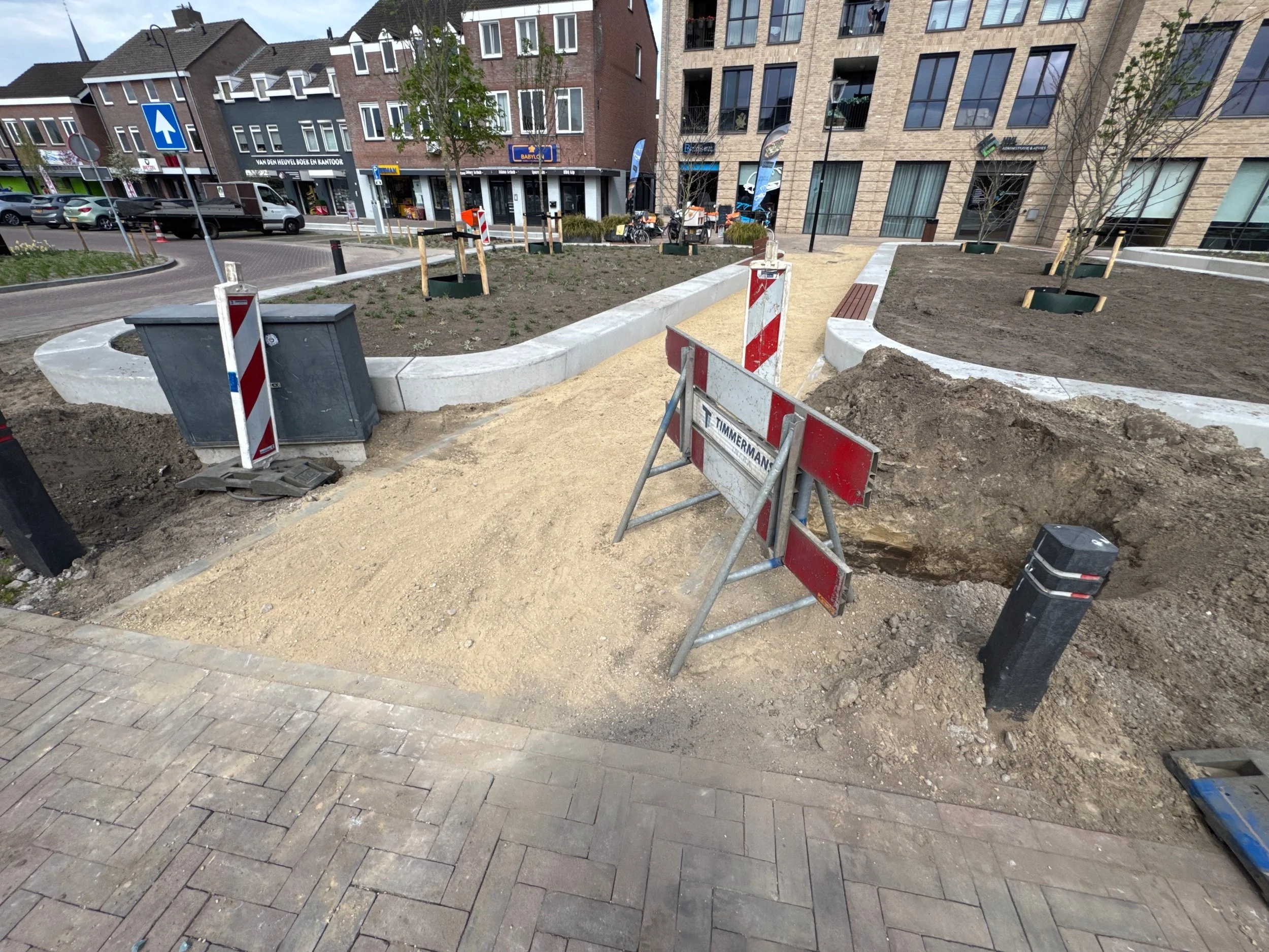 Groenwerkzaamheden tijdens herinrichting Piet van Thielplein - Beek en Donk