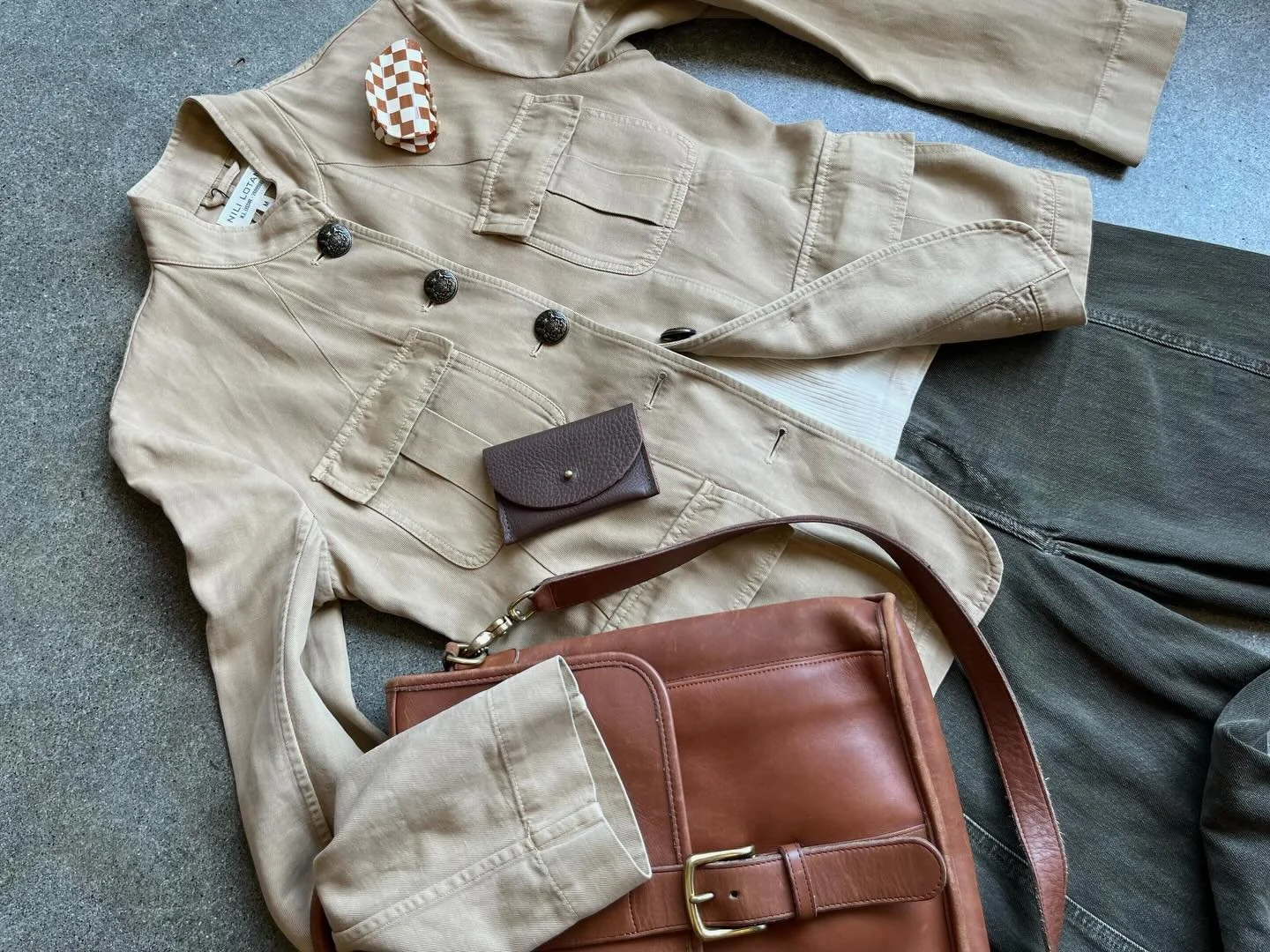 Spring neutrals 🤎🩶💙
- locally designed @chunks.shop clip
- @primecutbags cardholder from PDX
- Vintage Coach Emerson bag
- Nili Lotan Cambr&eacute; Jacket sz M
- Baserange asymmetrical Nida tank sz L
- Lemaire belted barrel leg jeans sz XXS 
.
.
D