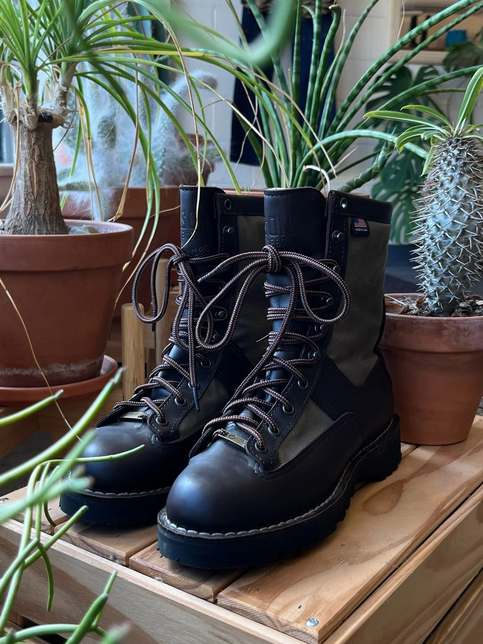 Cute boots, now in the shop!
- Danner X Filson grouse hunting boot sz M8/W9.5
- Frye Engineer buckle boots sz M11
- Frye tall O-ring harness boots sz W8-8.5
- Vagabond leather square toe Simone boot sz W6
.
.
.
.
DM for info/holds/prices!