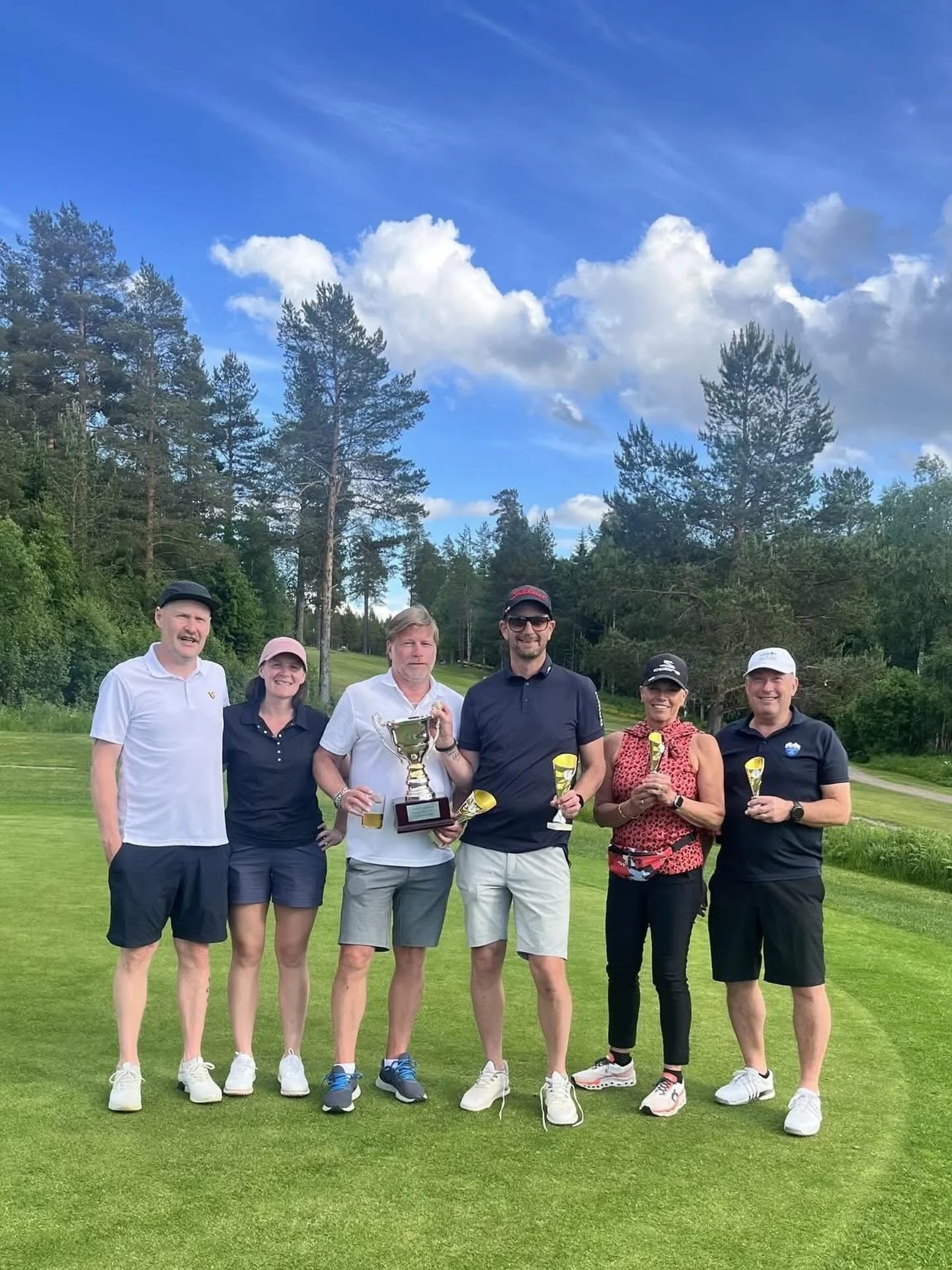 &Aring;rets upplaga av Midsommargolfen har nu g&aring;tt av stapeln. Med v&auml;dret p&aring; v&aring;r sida och banan i str&aring;lande skick blev det en fantastisk t&auml;vlingsdag. T&auml;vlingen var som vanligt fulltecknad, och vi vill rikta ett 
