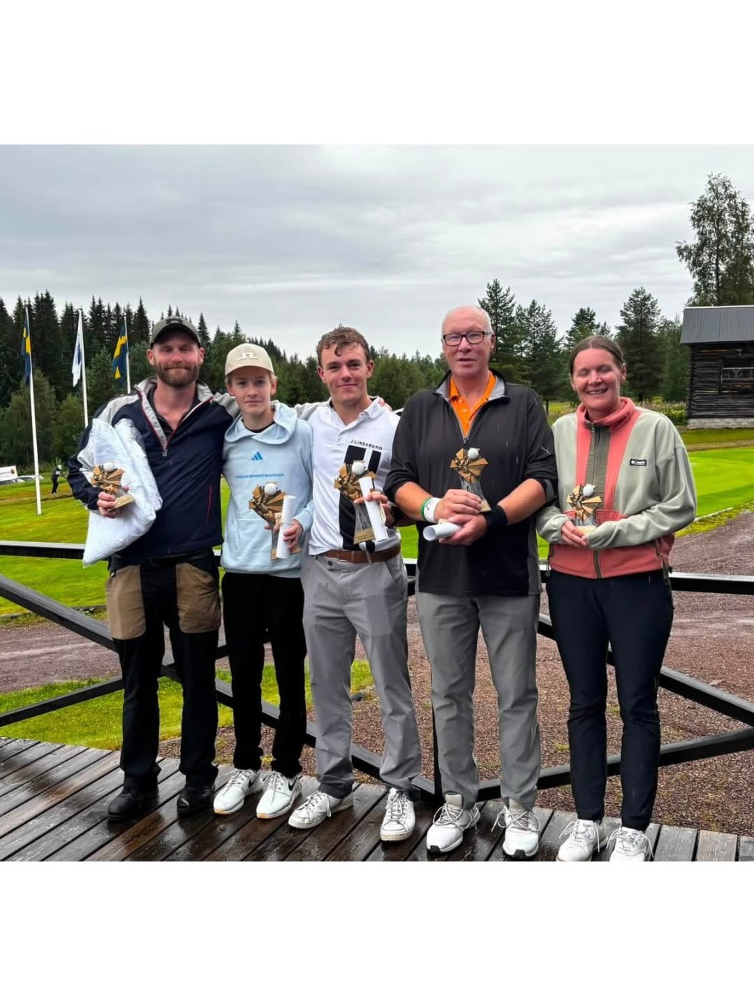 L&ouml;rdag 18 juli - Trots regn och rusk bj&ouml;d dagen p&aring; h&auml;rlig golf och gott k&auml;mpande n&auml;r Gammelg&aring;rden Irish Greensome avgjordes. V&auml;dret satte spelarna p&aring; prov, men hum&ouml;ret och k&auml;mpagl&ouml;den h&o