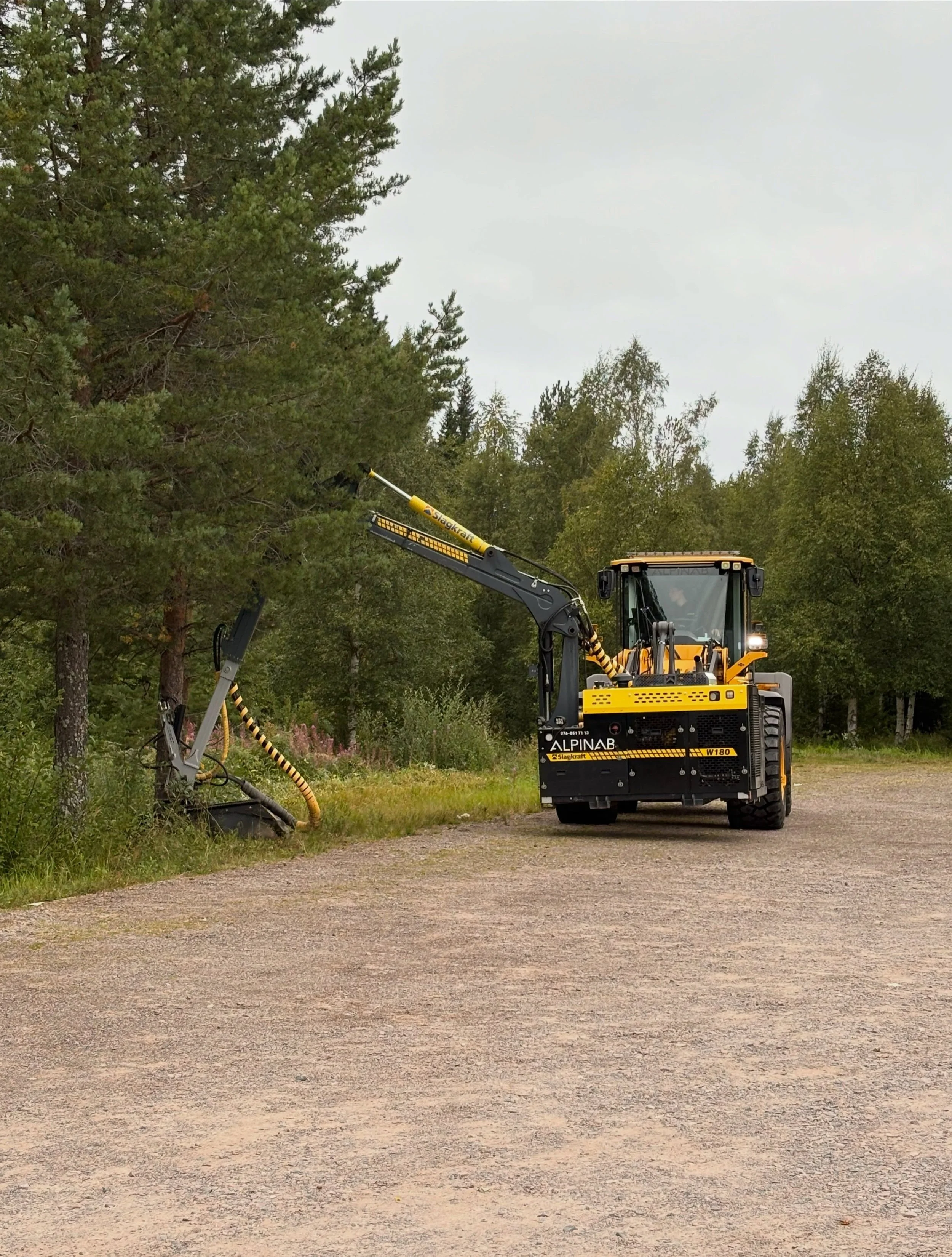Idag har vi haft @alpinab_ab till hj&auml;lp f&ouml;r att r&ouml;ja upp v&aring;ra k&ouml;rv&auml;gar, parkeringar och ytor som underl&auml;ttar transporter f&ouml;r b&aring;de lastbil och banarbetare. Vi passade &auml;ven p&aring; att trixa oss runt