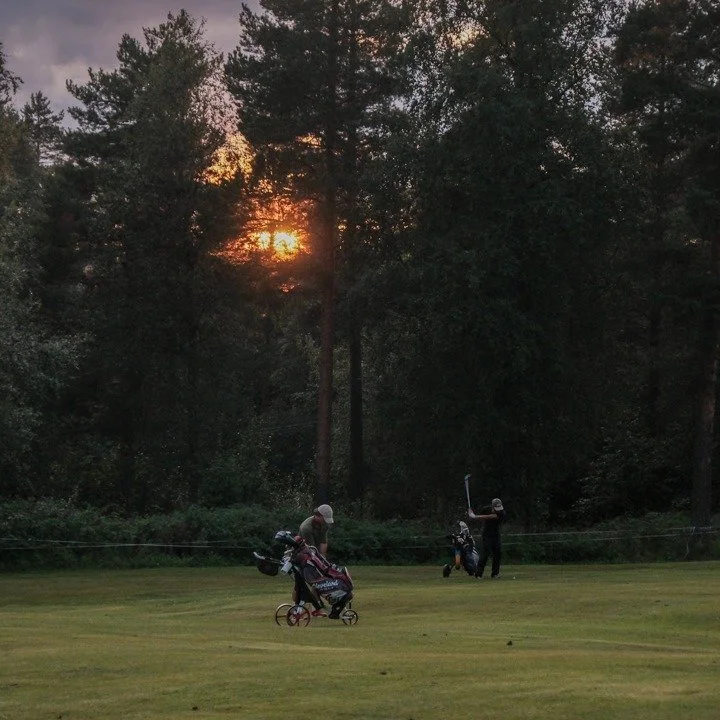 Sista chansen till h&ouml;stgolf ⛳

Vill du f&aring; in n&aring;gra sista rundor innan klubborna st&auml;lls undan?
Banan h&aring;lls &ouml;ppen till och med n&auml;sta helg med sikte p&aring; 10 oktober med en greenfee p&aring; 300 kr under den sist