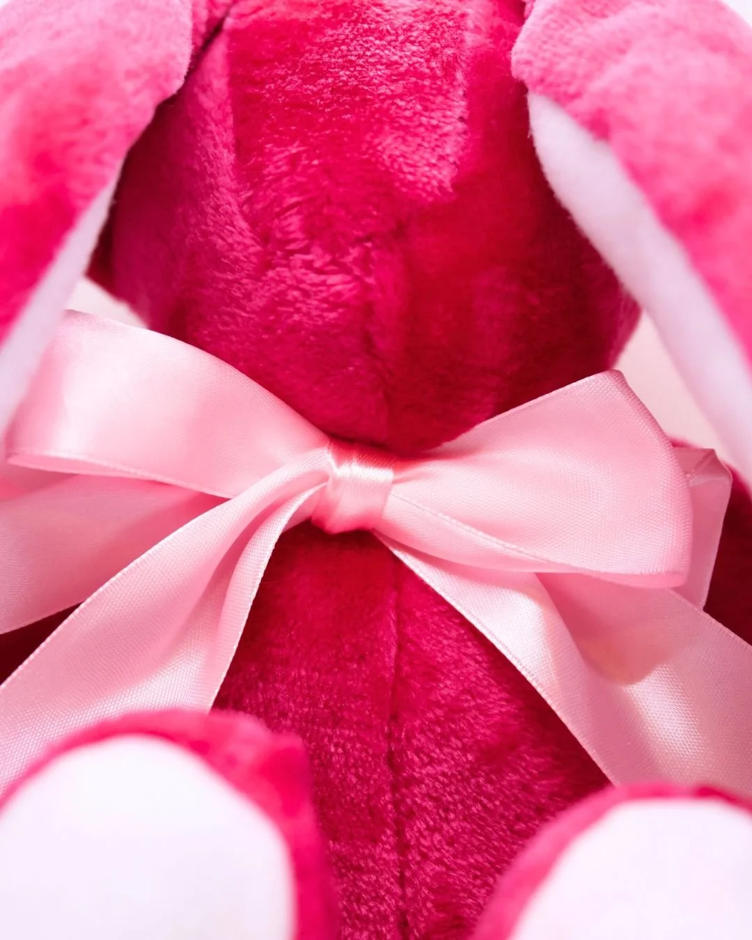 Un peluche rosas con lazos