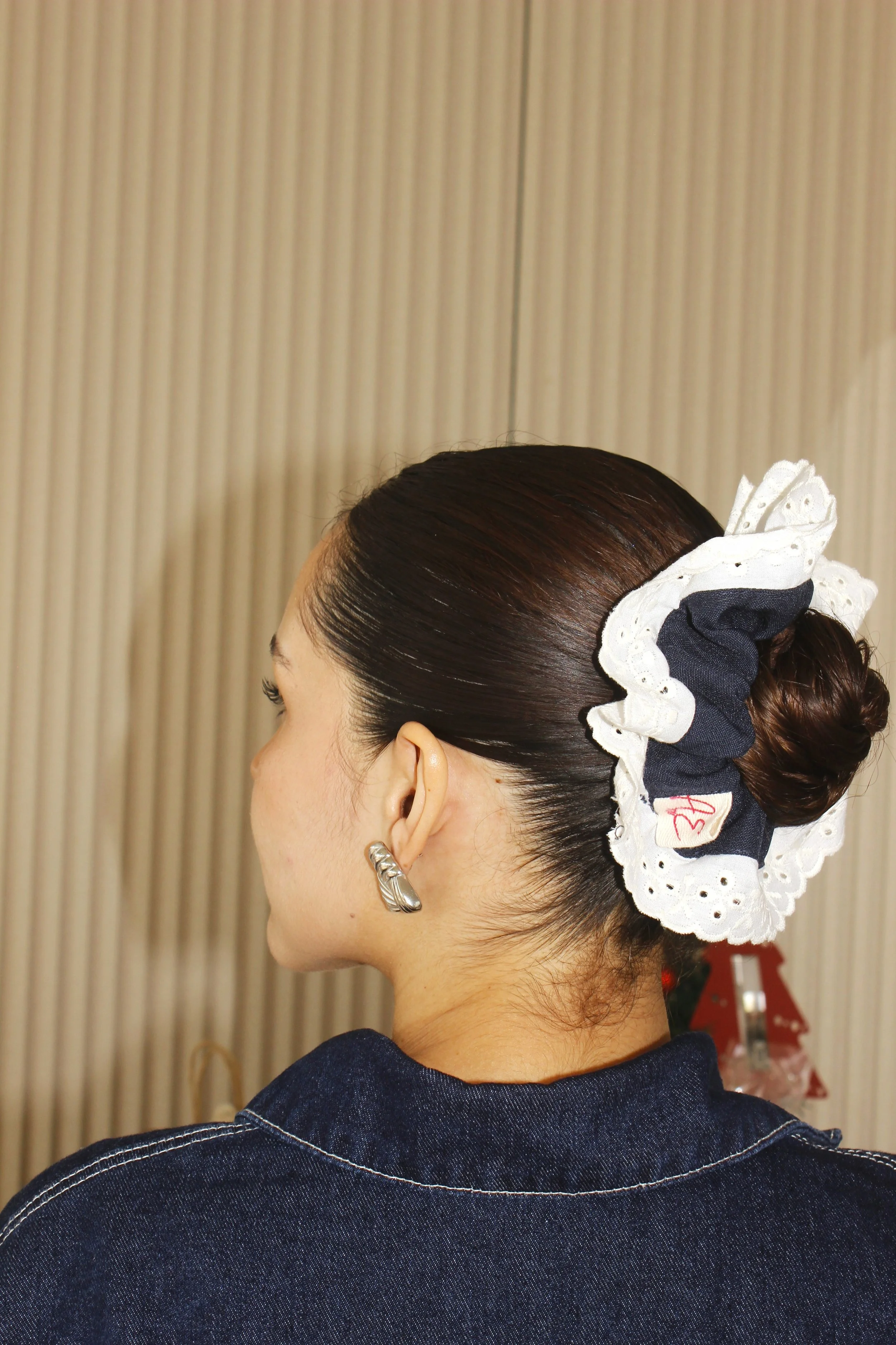 Vista trasera de una mujer con el cabello recogido con una peineta decorativa