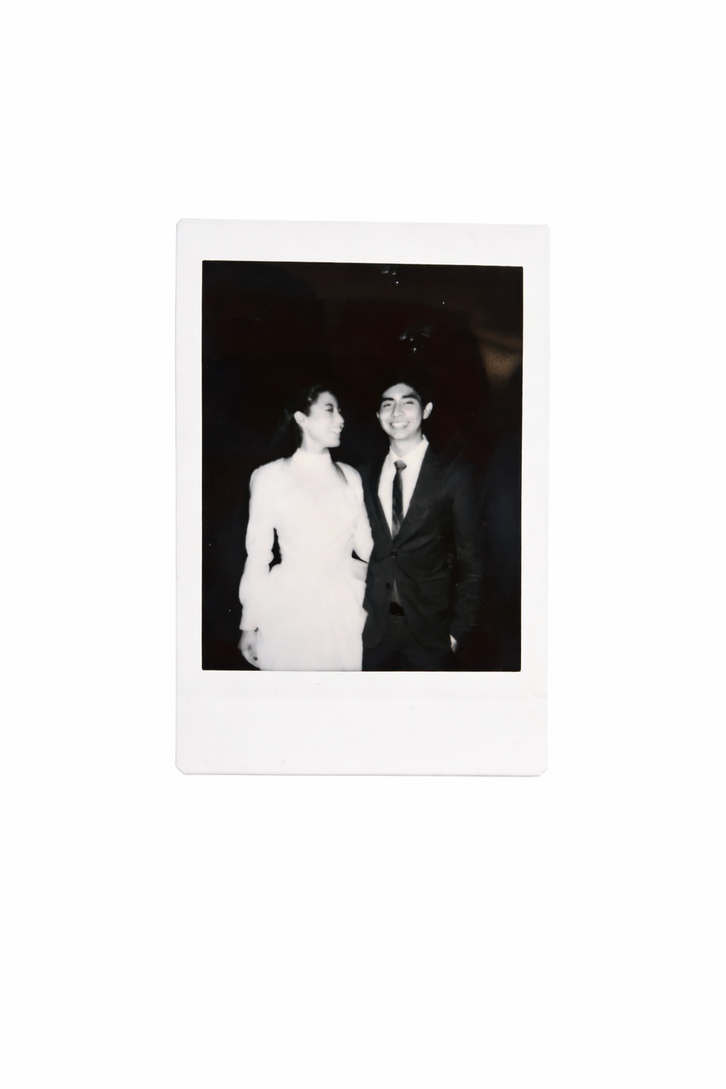 Pareja en foto Polaroid en blanco y negro.png