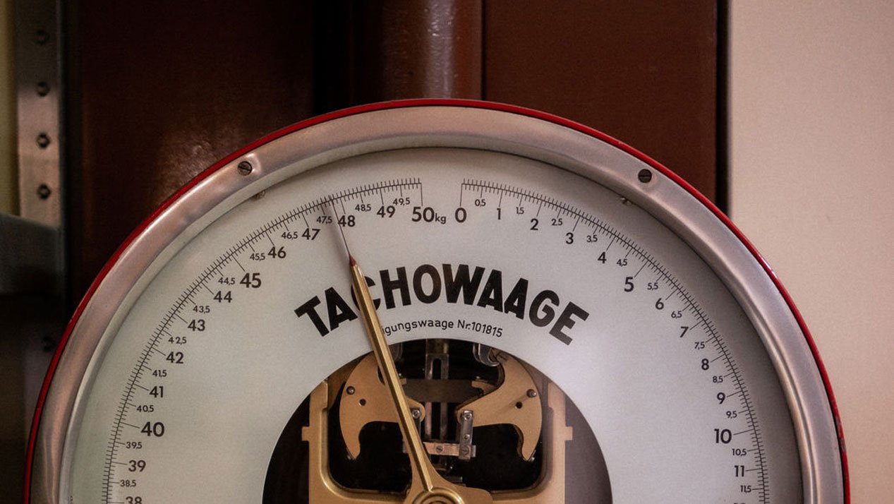 Anzeige einer Industriewaage mit präziser Gewichtsskala