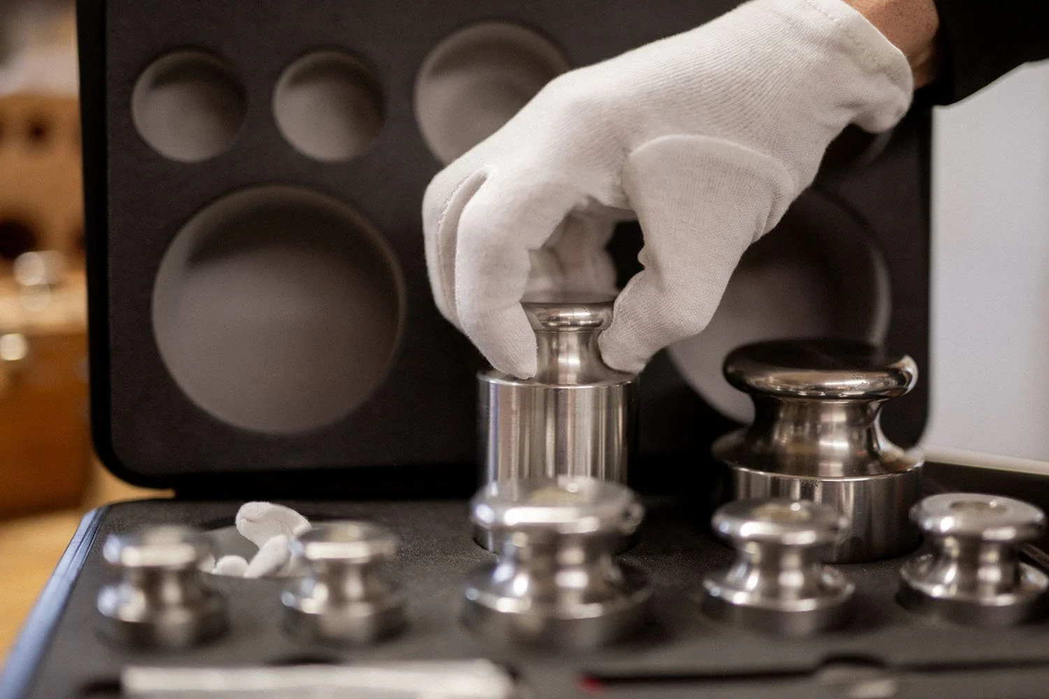 Prüfgewichte zur Kalibrierung von Waagen im Einsatz