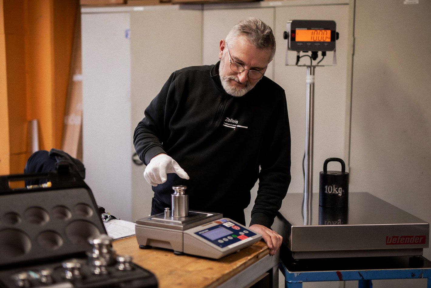 Techniker kalibriert Präzisionswaage im Raum Nürnberg