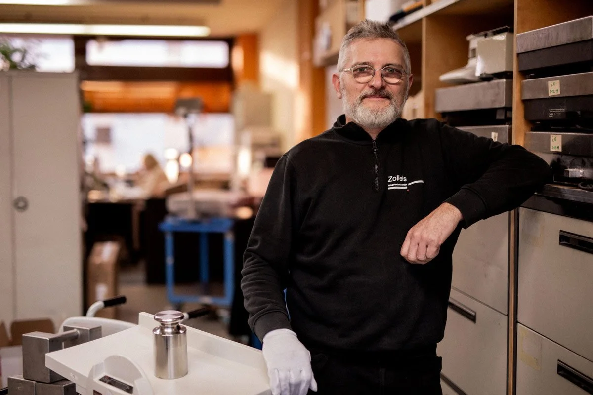 Servicetechniker kalibriert Waage in Werkstatt bei Zolleis Wiegetechnik in Nürnberg