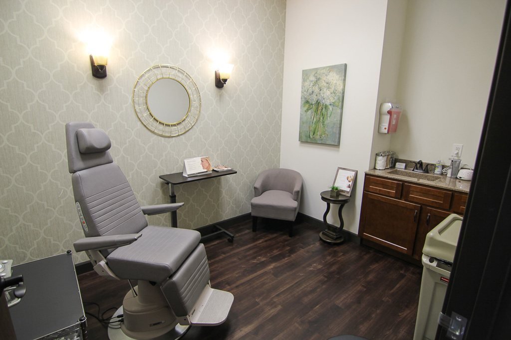 Treatment room with a wallpaper accent