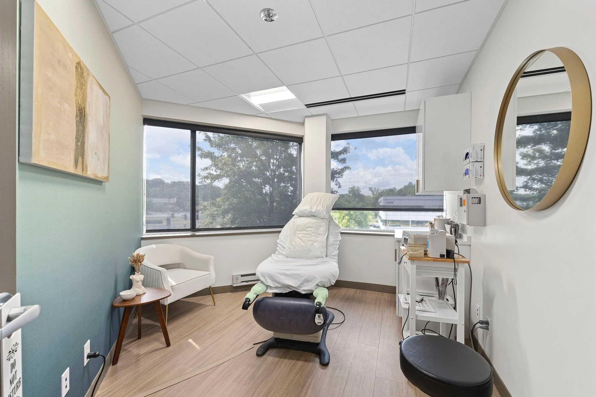 Treatment room with a round mirror