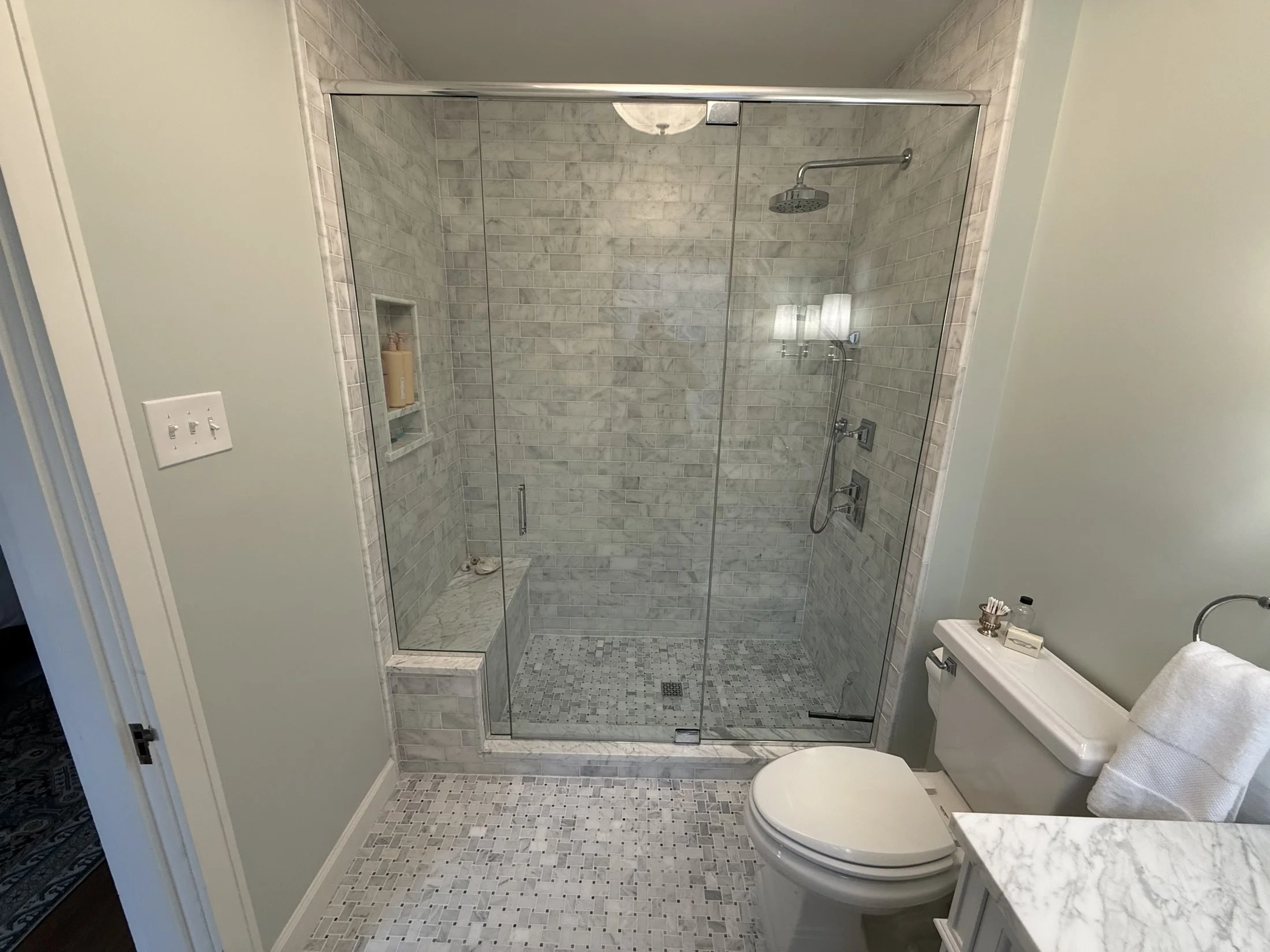 Marble shower with a built-in niche
