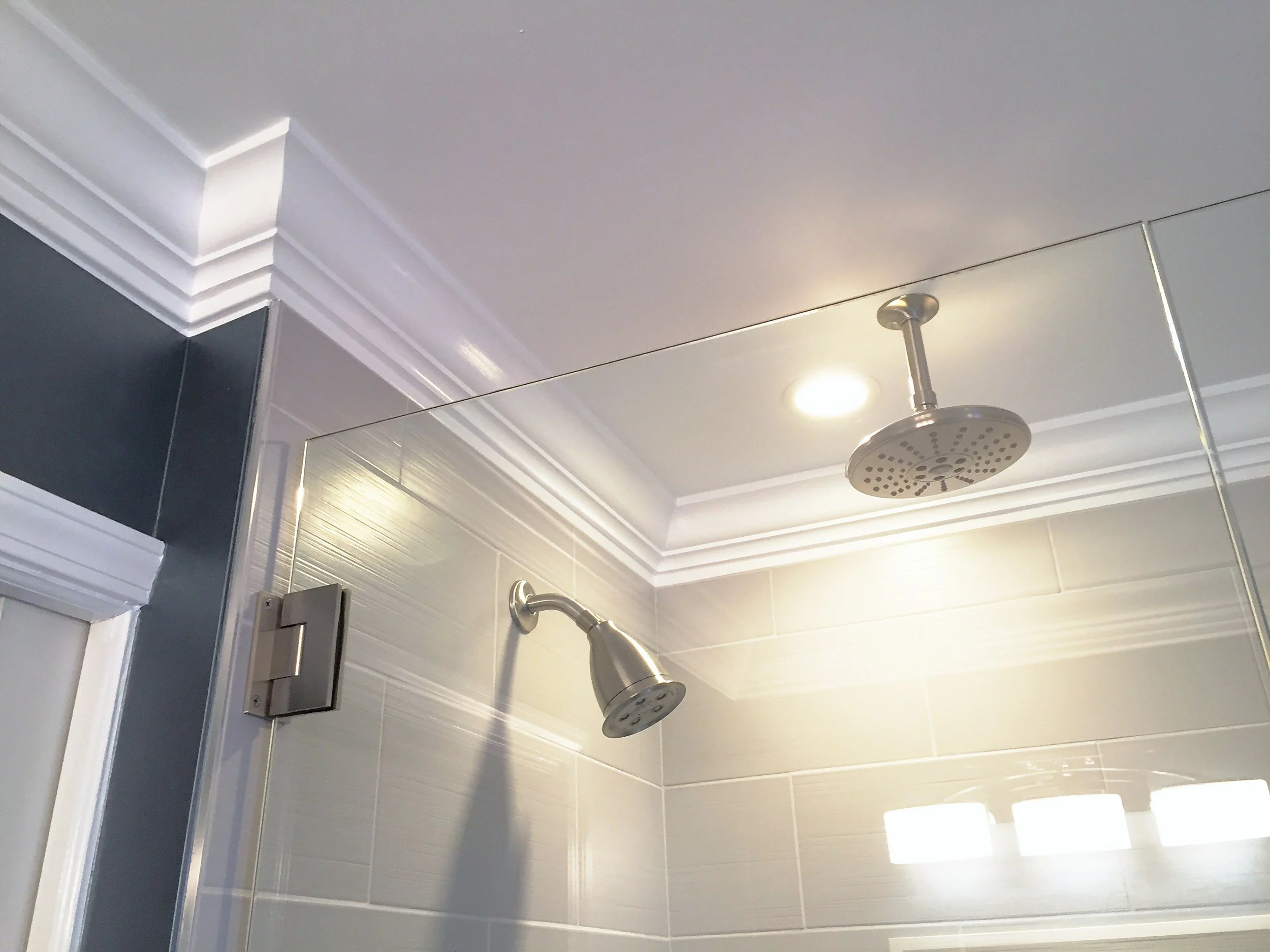 Rain showerhead and tiled shower ceiling