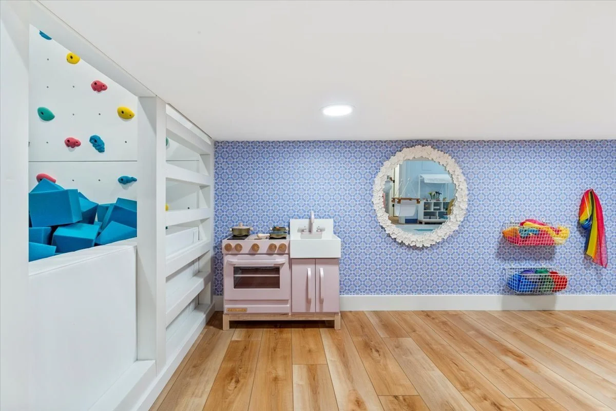 Play kitchen wall with a round mirror