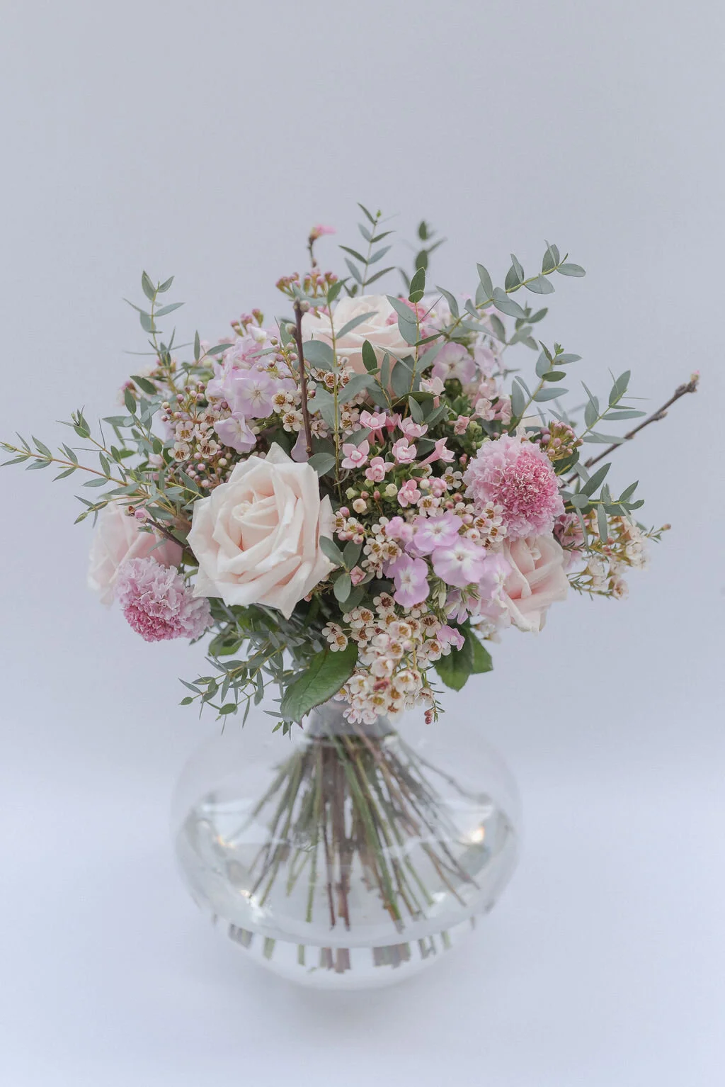 Bramble & Willow flower delivery in Wandsworth, London and UK. We deliver bouquets, corporate flowers, subscription flowers and plants. Flower Workshops. Wedding, funeral and event flowers.
