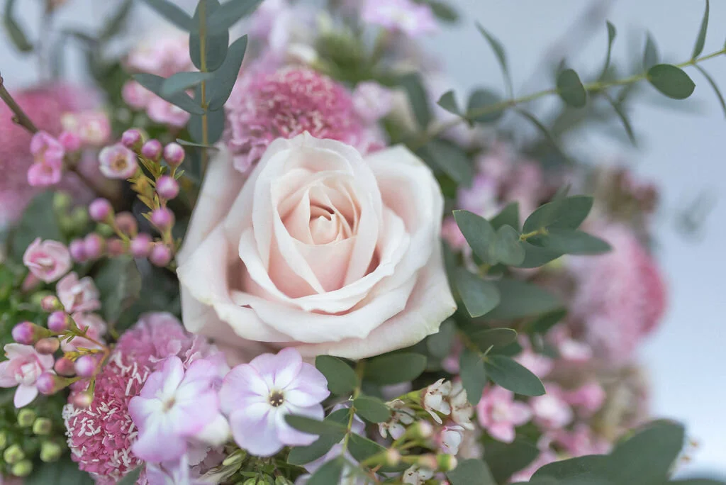 Bramble & Willow flower delivery in Wandsworth, London and UK. We deliver bouquets, corporate flowers, subscription flowers and plants. Flower Workshops. Wedding, funeral and event flowers.