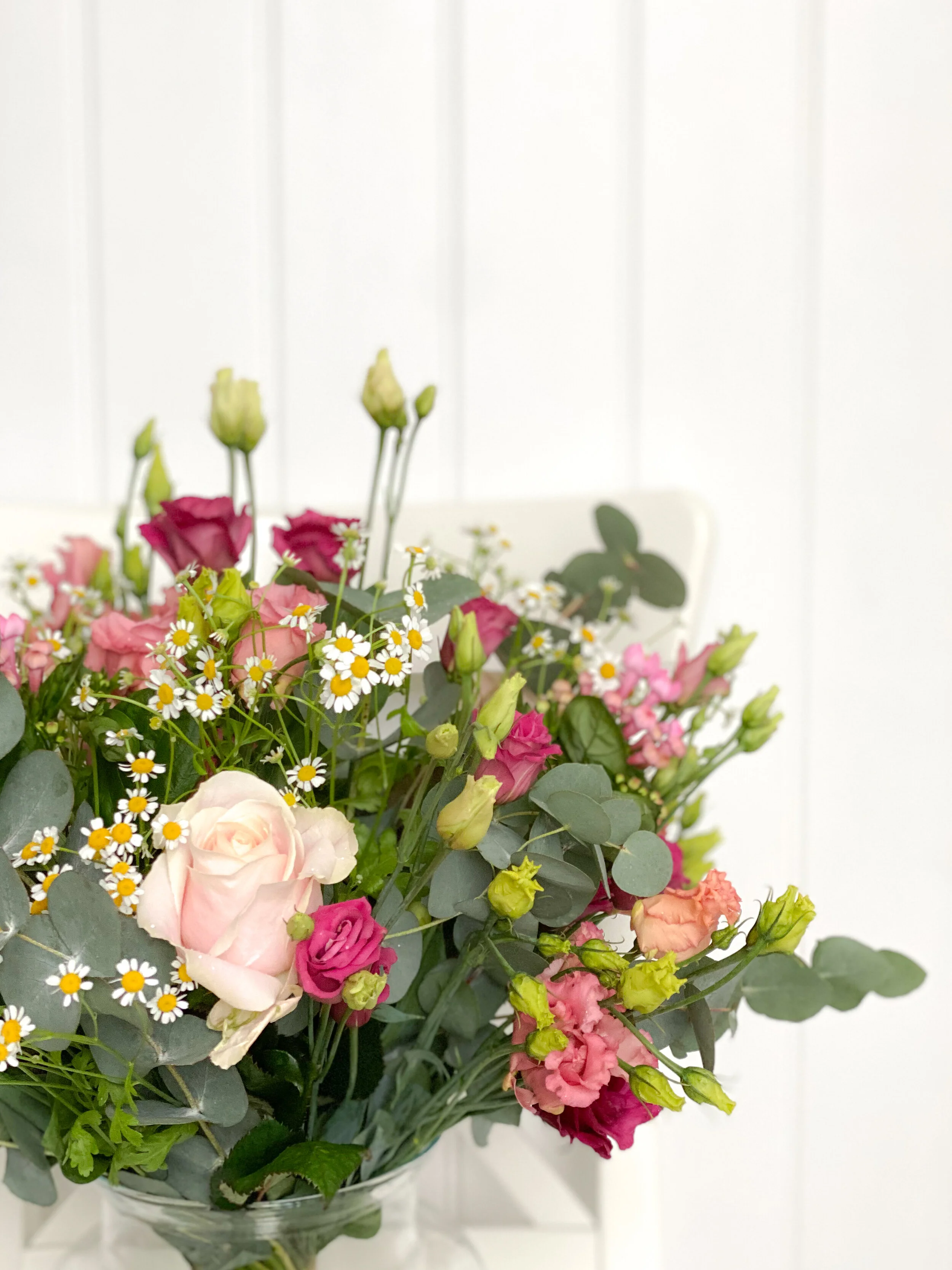 Bramble & Willow flower delivery in Wandsworth, London and UK. We deliver bouquets, corporate flowers, subscription flowers and plants. Flower Workshops. Wedding, funeral and event flowers.