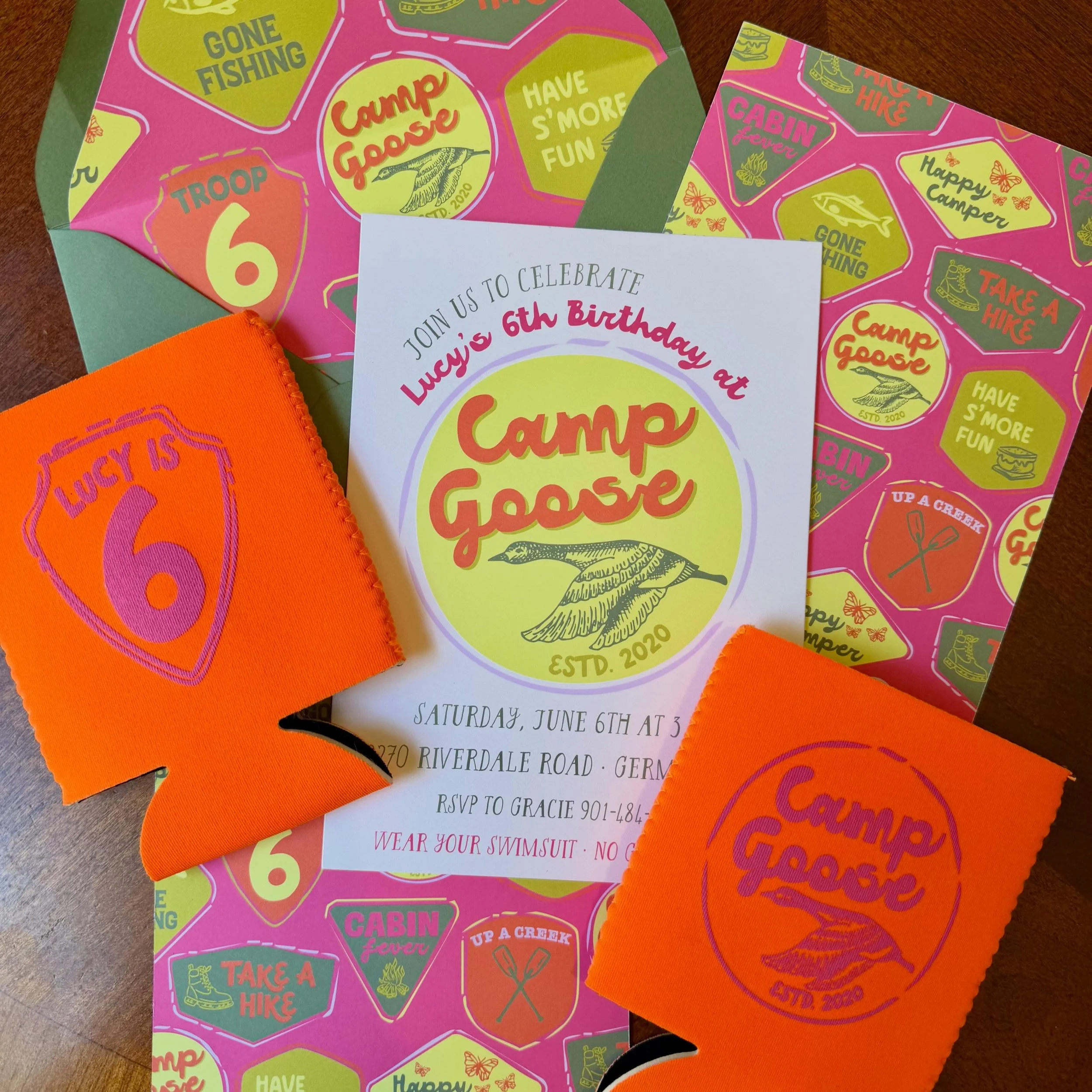 had the best day at camp goose ⛺️🌼🌳🧢
&bull; custom invites with envelope liners
&bull; neoprene koozies
&bull; drink pouches
&bull; hats by @thedayaway.co 
&bull; banner by @monogrammedbywhit 
&bull; vintage cooler sourced by @littleyellowdoor 
&b