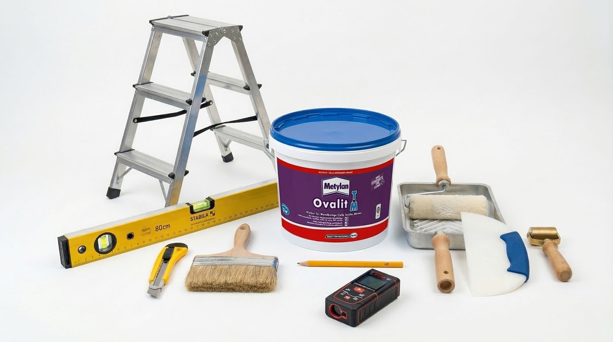 Reinigungs- und Renovierungsausrüstung, darunter eine Leiter, Eimer, Pinsel, Tape-Messgerät, Schleifrollen, ein Werkzeug, eine Wasserwaage, ein Messgerät, ein Spachtel, ein Schaber, ein Rollgurt, und ein Putzlappen auf weißem Hintergrund.