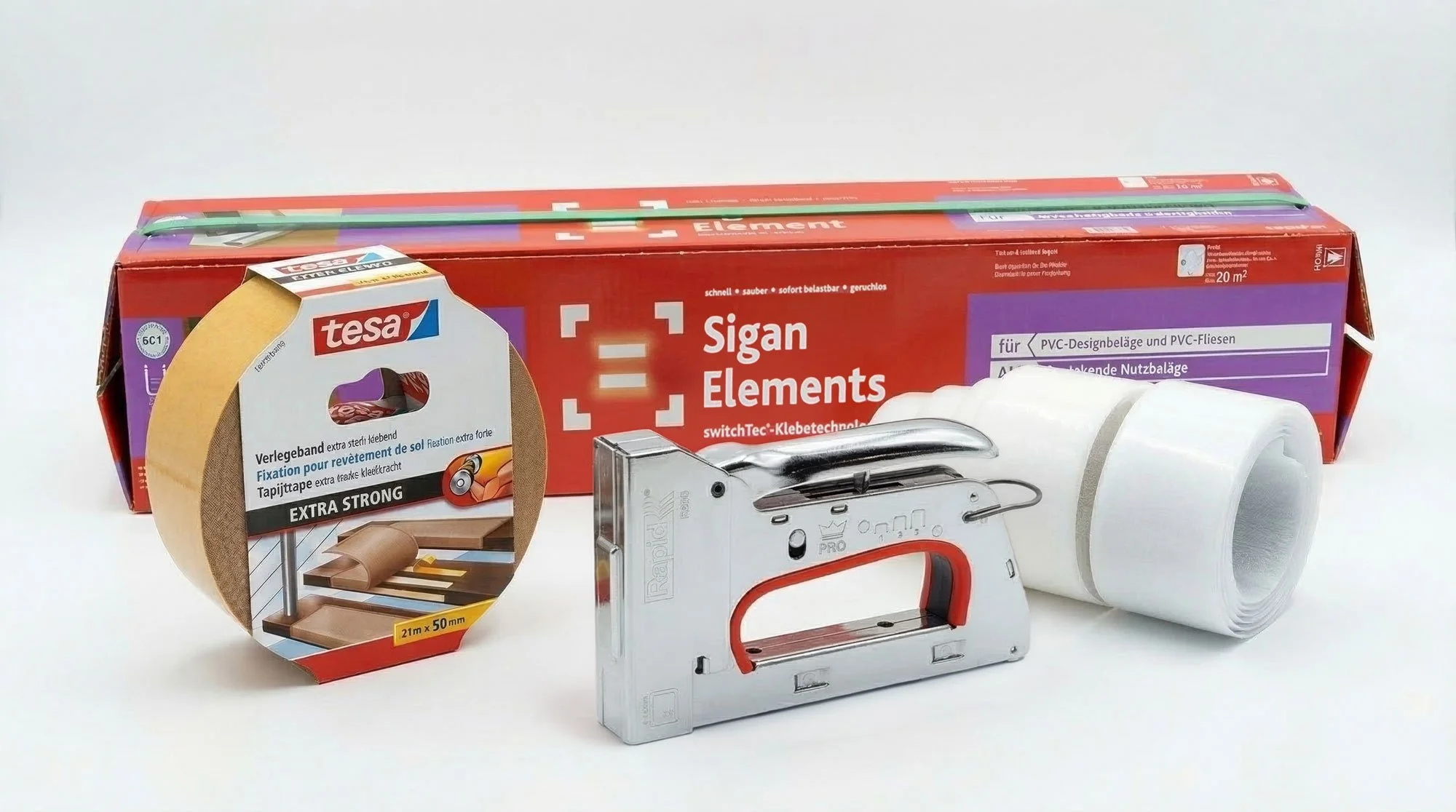 Auf dem Bild sind verschiedene Werkzeuge und Materialien zum Möbelbau, darunter Klebeband, ein Nagelgerät, eine Rolle PVC-Bodenbelag und eine Rolle PVC-Folie. Im Hintergrund befindet sich eine große Packung Sigan Elements.