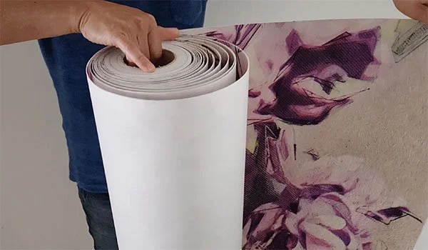 1. Auspacken. 

Verpackung vorsichtig entlang der weißen, unbedruckten Bereiche öffnen und das Material entnehmen.