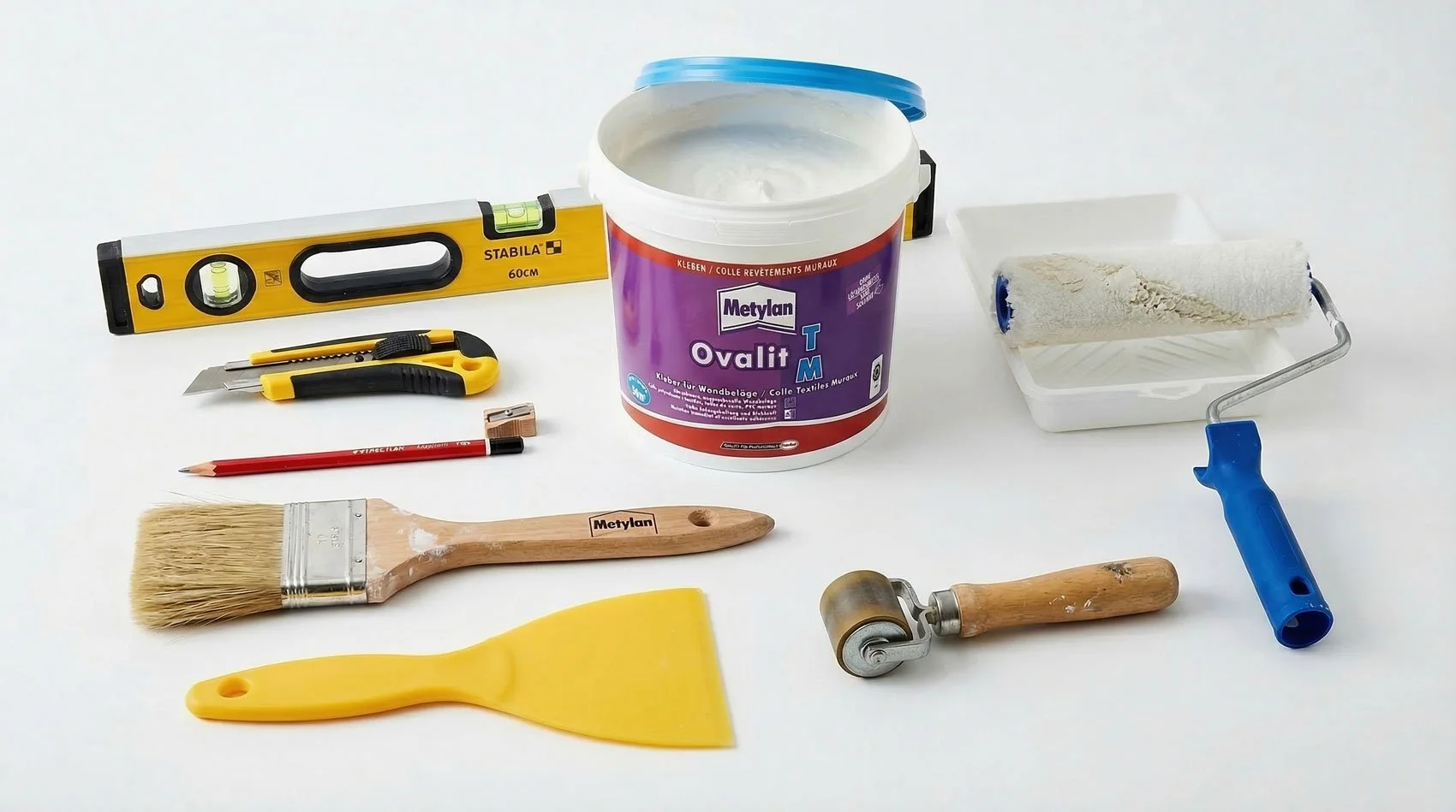 2. Kleber und Werkzeuge bereitstellen.

Für die Verarbeitung empfehlen wir einen hochwertigen Glasgewebekleber gemäß Herstellerangaben (z. B. Fertigmischungen wie Metylan Ovalit TM oder vergleichbare Produkte).

Der Kleber wird entsprechend der Vorga