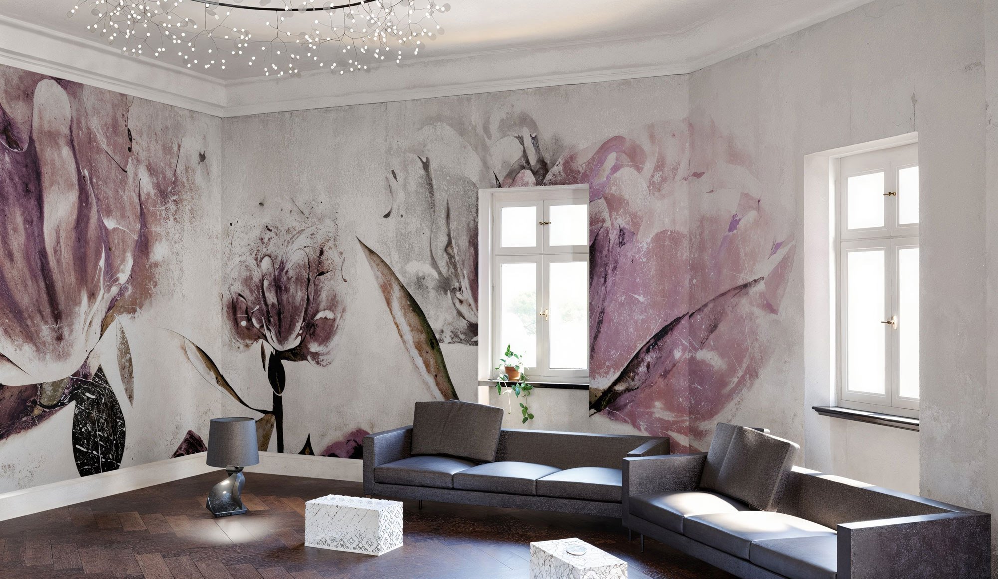 Ein modernes Wohnzimmer mit stilvollem grauen Sofa, dekorativem Tisch, Lampe und zwei Fenster mit Blick nach draußen. Die Wände sind mit einer großen Wandmalerei von Blumen in Pastellfarben verziert.