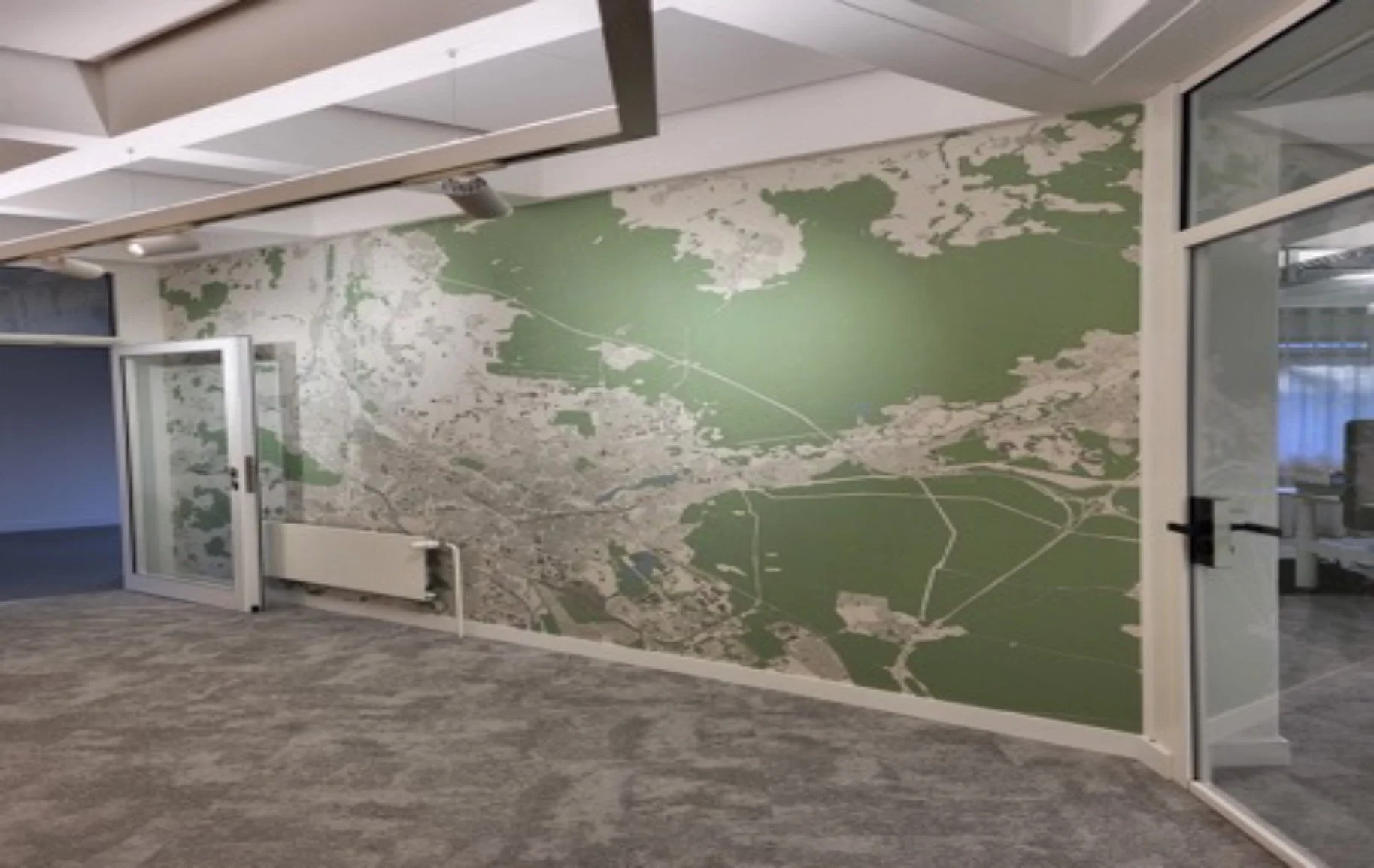 Innenraum mit Wanddekoration eines Kartenmotivs in grün und weiß