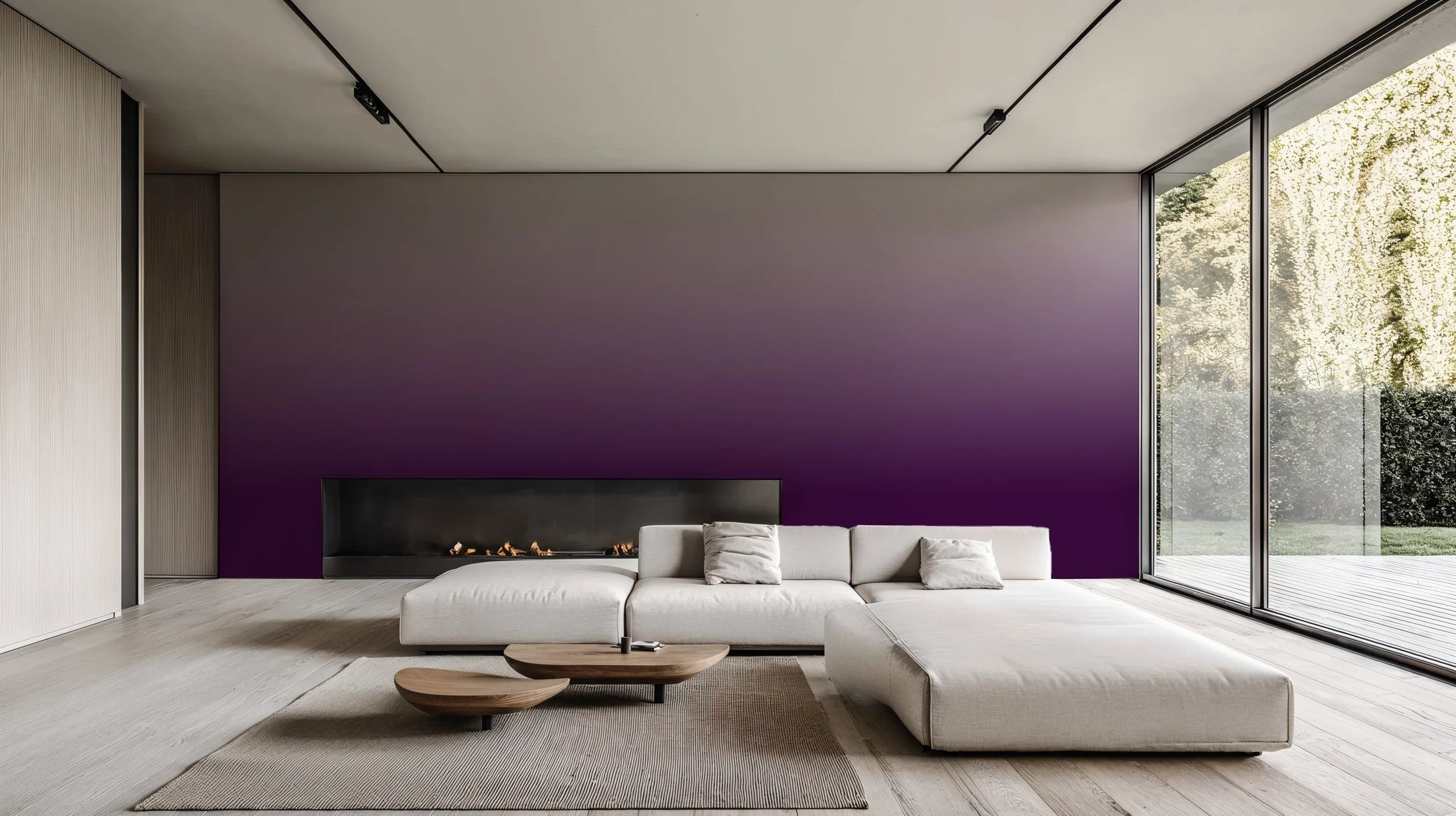 Modernes, minimalistisches Wohnzimmer mit weißem Sofa, dunklem Kamin, großen Fensterfronten und Blick ins Grüne, mit Holzdecken und -boden.