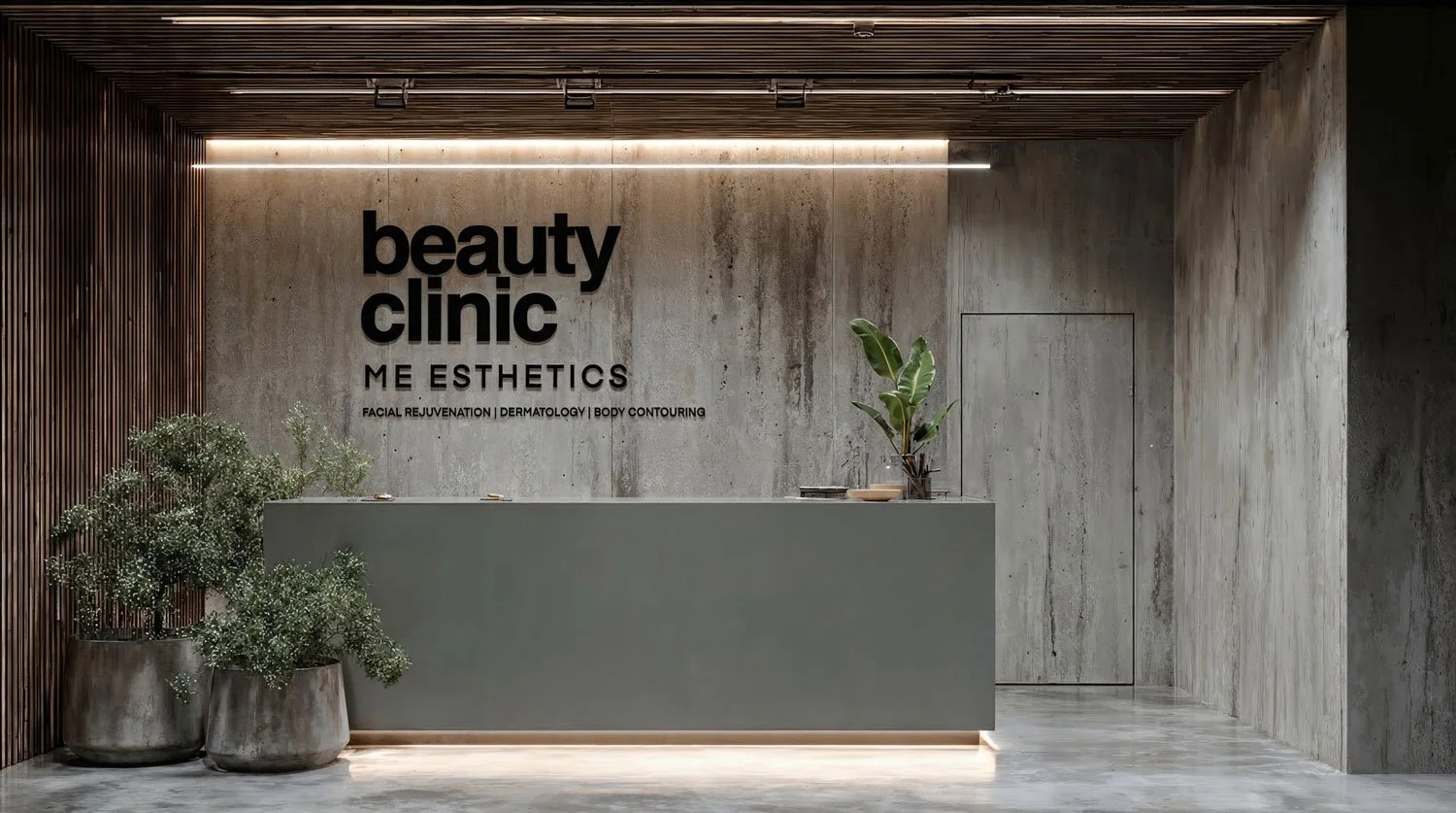 Moderner Empfangstresen in einer Beauty- und Med Esthetics Klinik mit Pflanzen und Betonwänden.