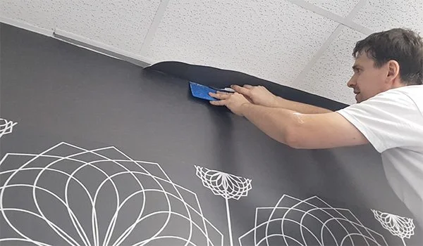 7. Kanten beschneiden.

Mit Spachtel sauber an Decke und Boden anlegen.
Überstände mit scharfem Cutter entlang des Spachtels schneiden.