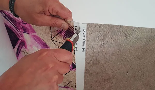 3. Bahnen prüfen.

Die Bahnen sind durch weiße Trennbereiche gekennzeichnet.
Jede Bahn ist nummeriert. Bitte Material auf einem sauberen Untergrund auslegen und Druckqualität sowie Passgenauigkeit prüfen.


Wichtiger Hinweis zur Materialprüfung!

Bit