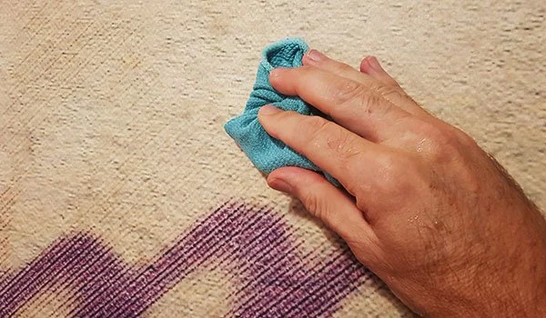 8. Kleberreste entfernen.

Überschüssigen Kleber unmittelbar mit einem feuchten Mikrofasertuch entfernen.
Das Material ist wasserbeständig.