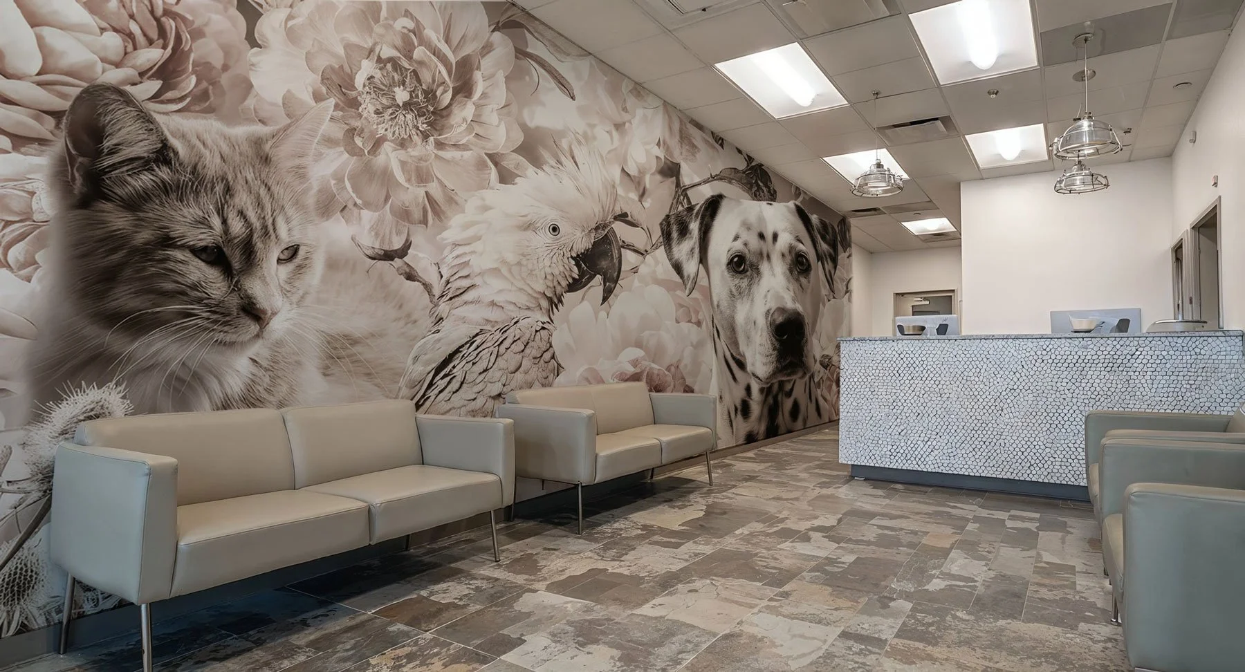 Wartezimmer mit großem Wandbild eines Katzen, eines Papageis und eines Dalmatiners. Es gibt weiße Ledersofas, einen Empfangstresen mit Mosaikdesign, niedrige Deckenleuchten und Fliesenboden.