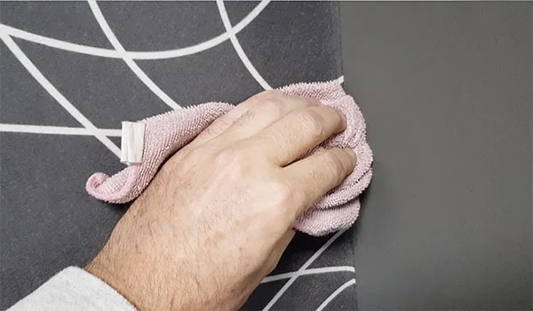 8. Kleberreste entfernen

Überschüssigen Kleber unmittelbar mit feuchtem Mikrofasertuch entfernen.
Material ist wasserbeständig.
Fertig.