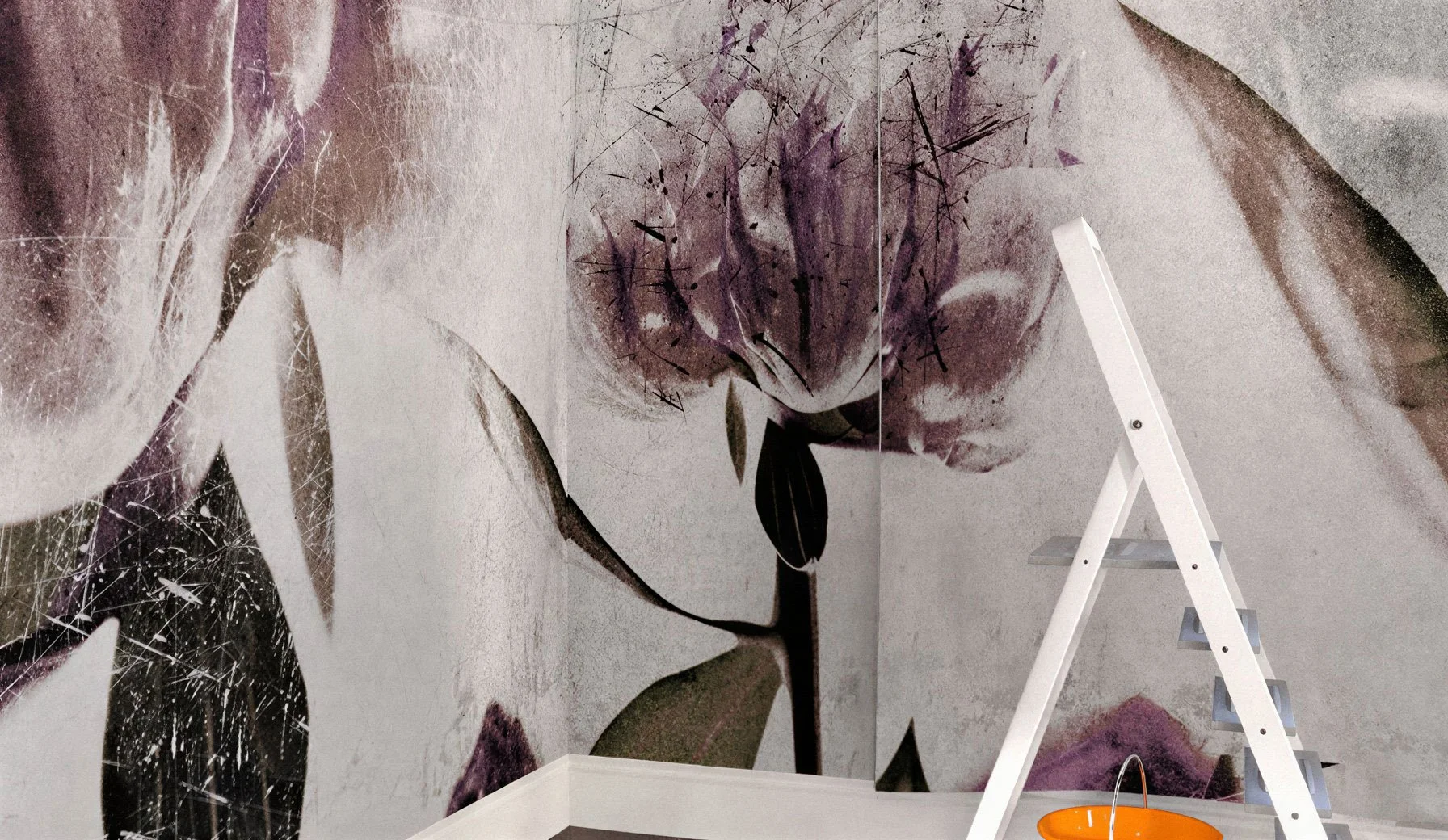Wandtapete mit abstrakativer Blumenmuster in dunklen Violett- und Grautönen, eine Stehleiter und ein orangefarbener Eimer im Raum.
