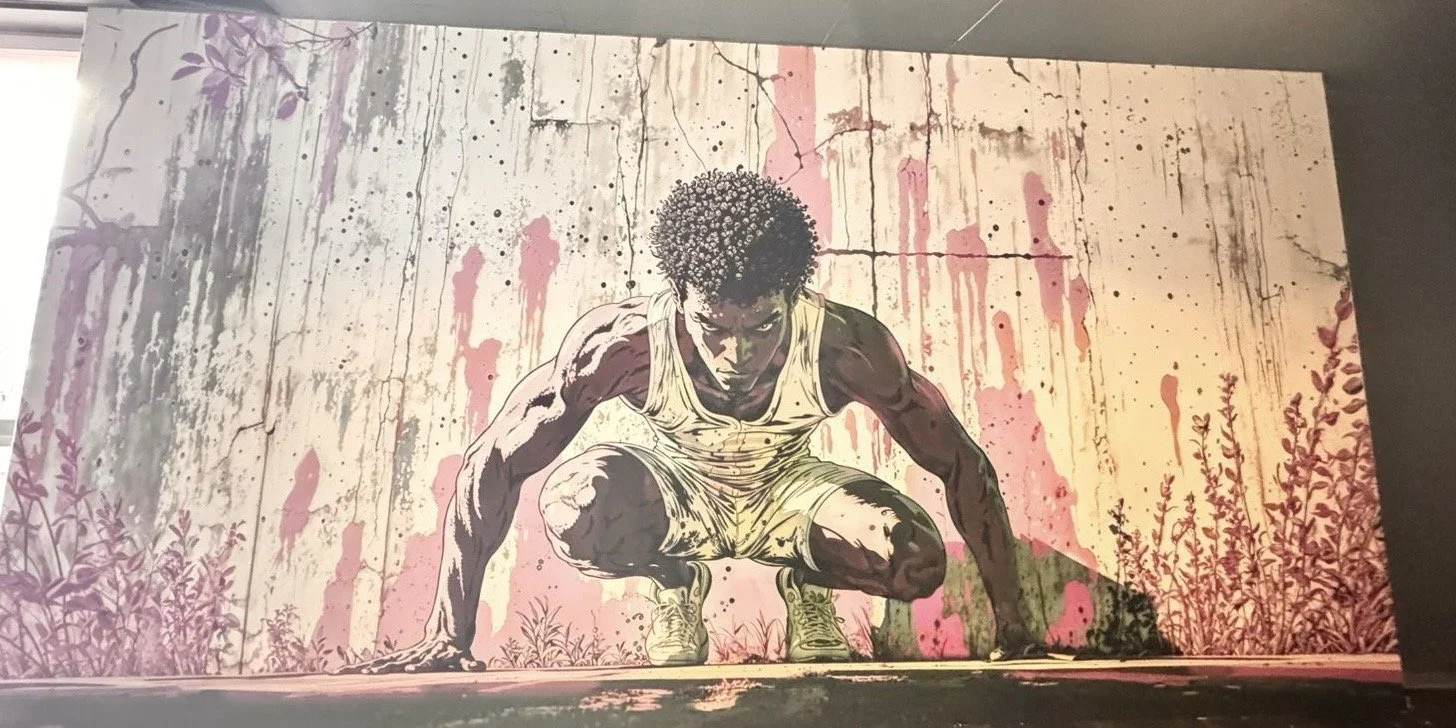 Graffiti-Kunstwerk eines laufenden Mannes, auf einer Wand mit herunterlaufender Farbe in verschiedenen Rosa- und Beerentönen, umgeben von Pflanzen