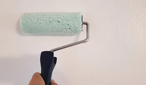 5. Wand einkleistern.

Den Kleber gleichmäßig und satt auf den vorgesehenen Wandbereich auftragen.
Es muss ein geschlossenes Klebebett entstehen.