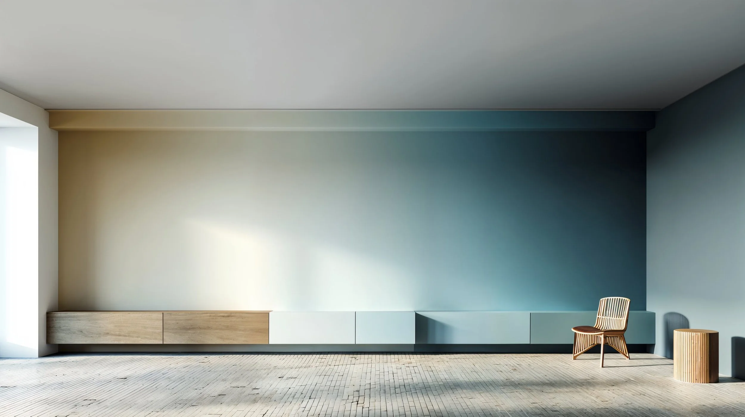 Innenraum mit einer grauen Wand, einem niedrigen Schrank, einem Holzstuhl und einem kleinen Holzschemel, viel natürlichem Licht.