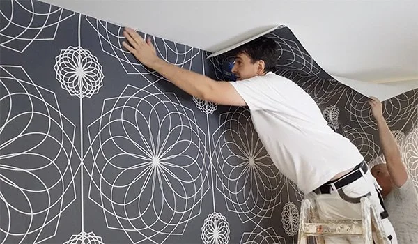 6. Oberfläche ausstreichen.

Mit Tapetenspachtel blasenfrei von der Mitte nach außen arbeiten.
Luft vollständig herausstreichen.